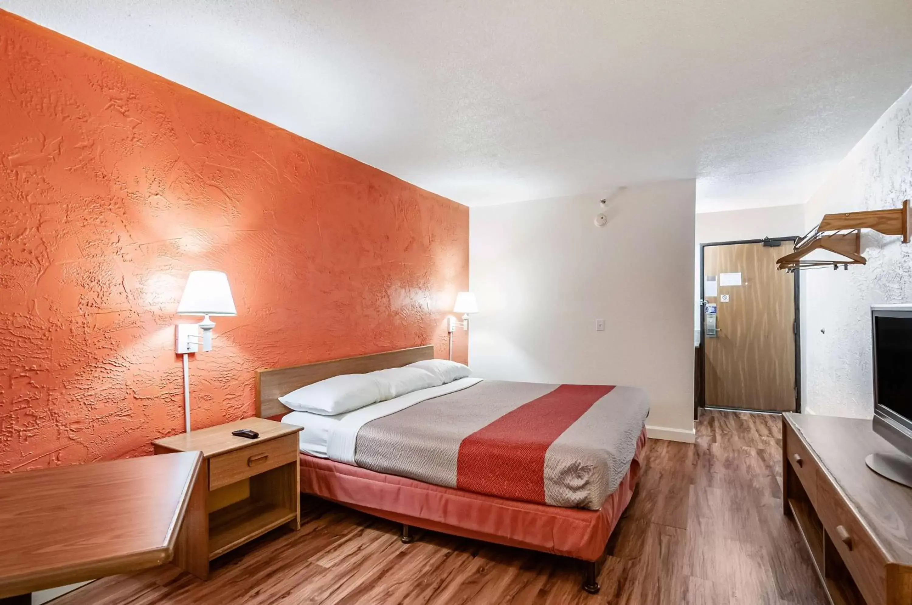 TV and multimedia, Bed in Motel 6-Naperville, IL TV and multimedia, Bed in Motel 6-Naperville, IL