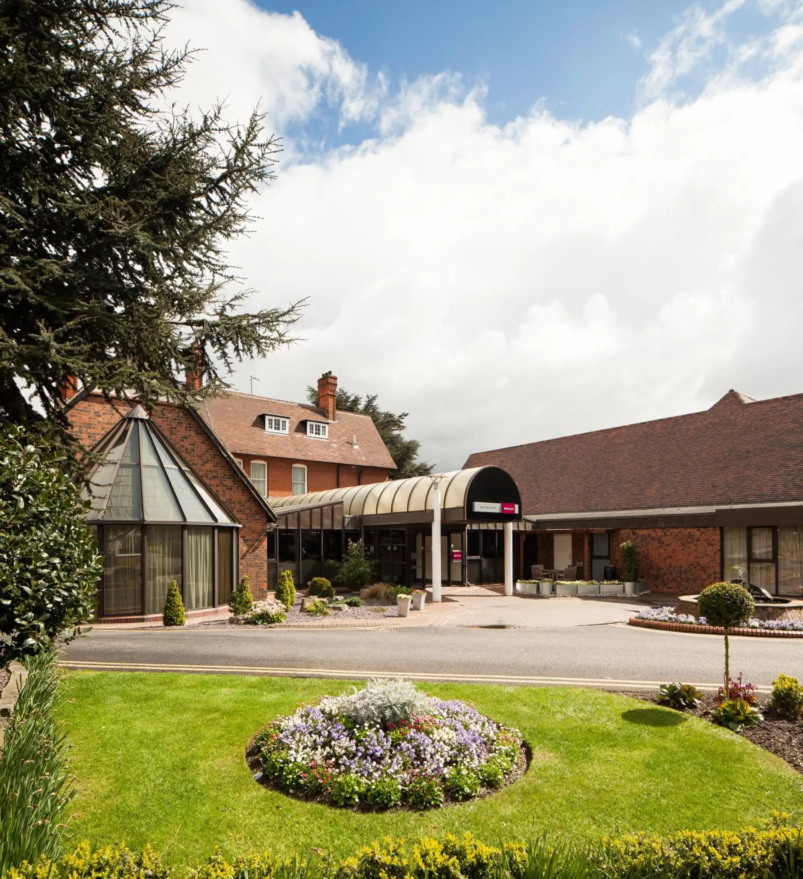 Facade/entrance, Property Building in Mercure Hull Grange Park Hotel