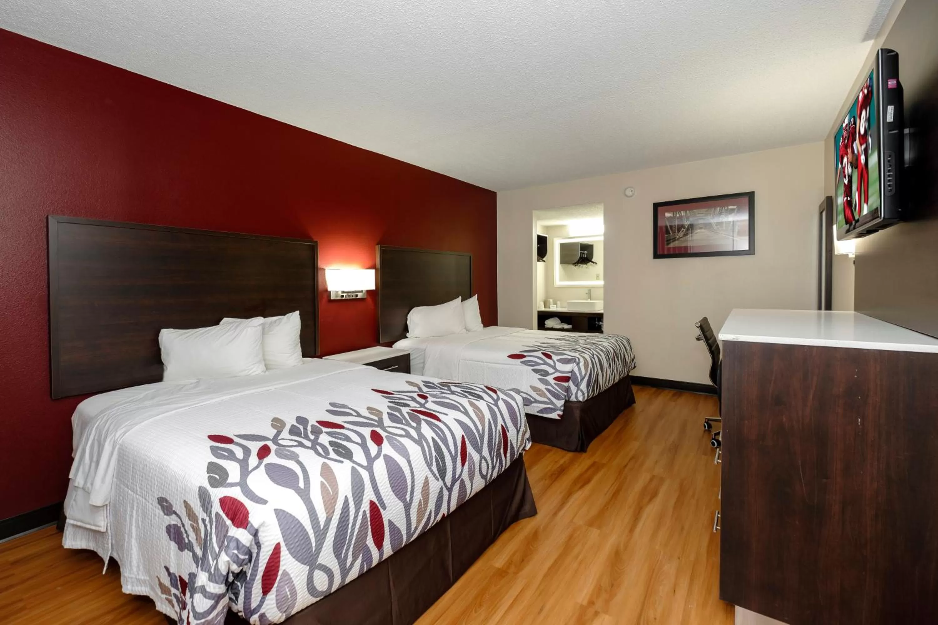 Photo of the whole room, Bed in Red Roof Inn Gadsden