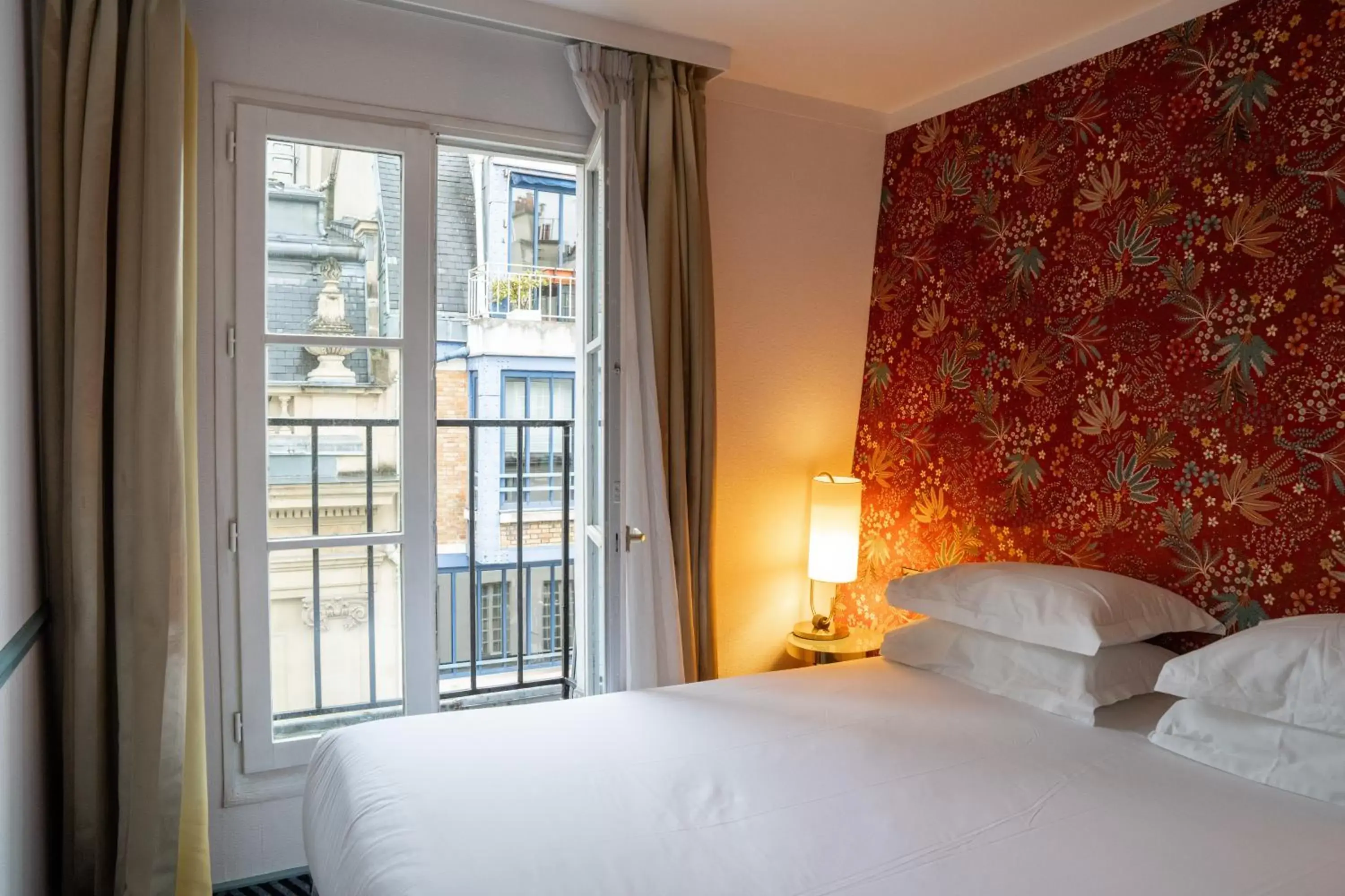 Photo of the whole room, Bed in Hôtel De Fleurie