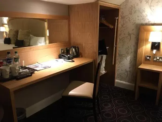 Coffee/tea facilities, Bathroom in Sandford House Hotel Wetherspoon