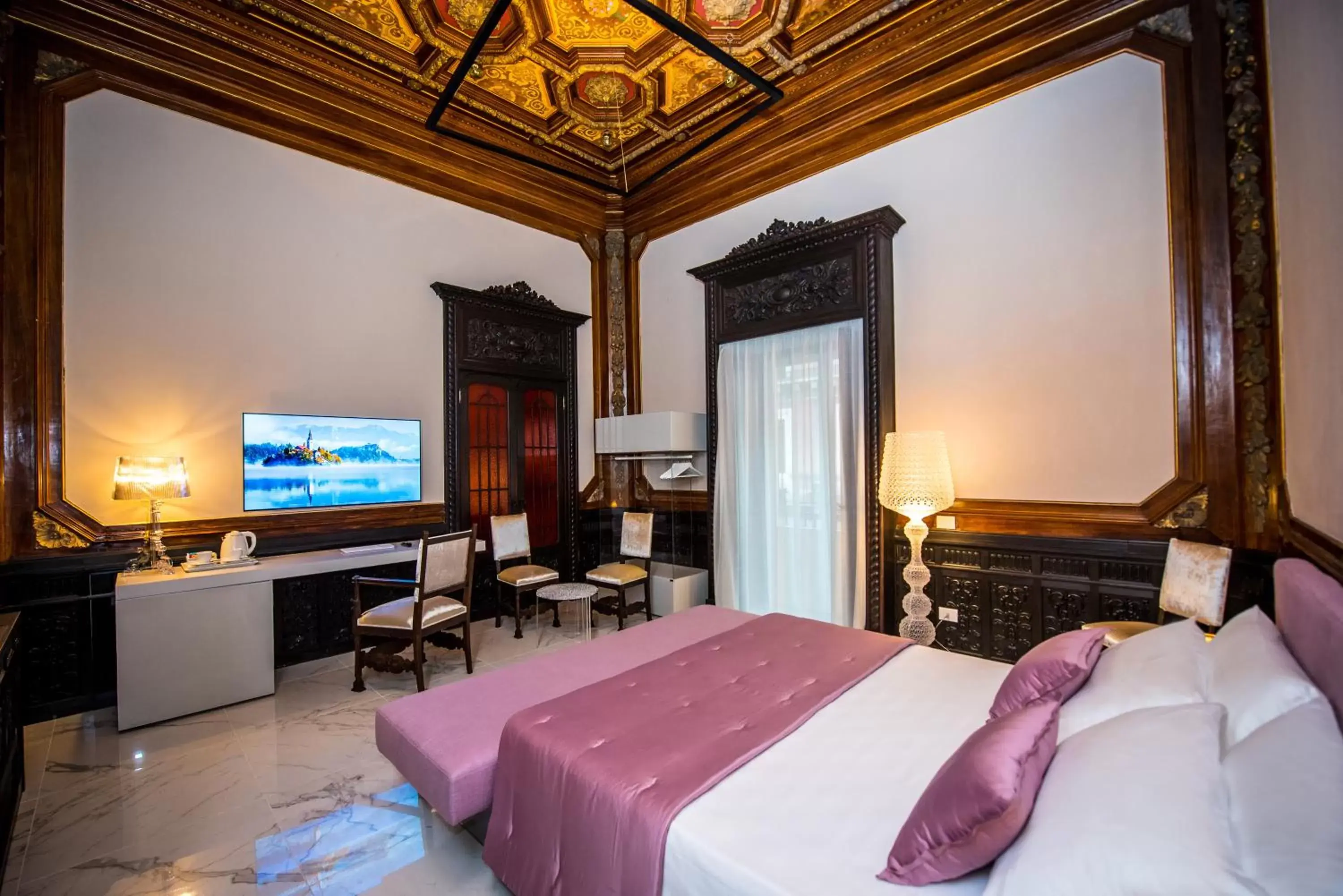 Bedroom, TV/Entertainment Center in Palazzo Marletta Luxury House Hotel
