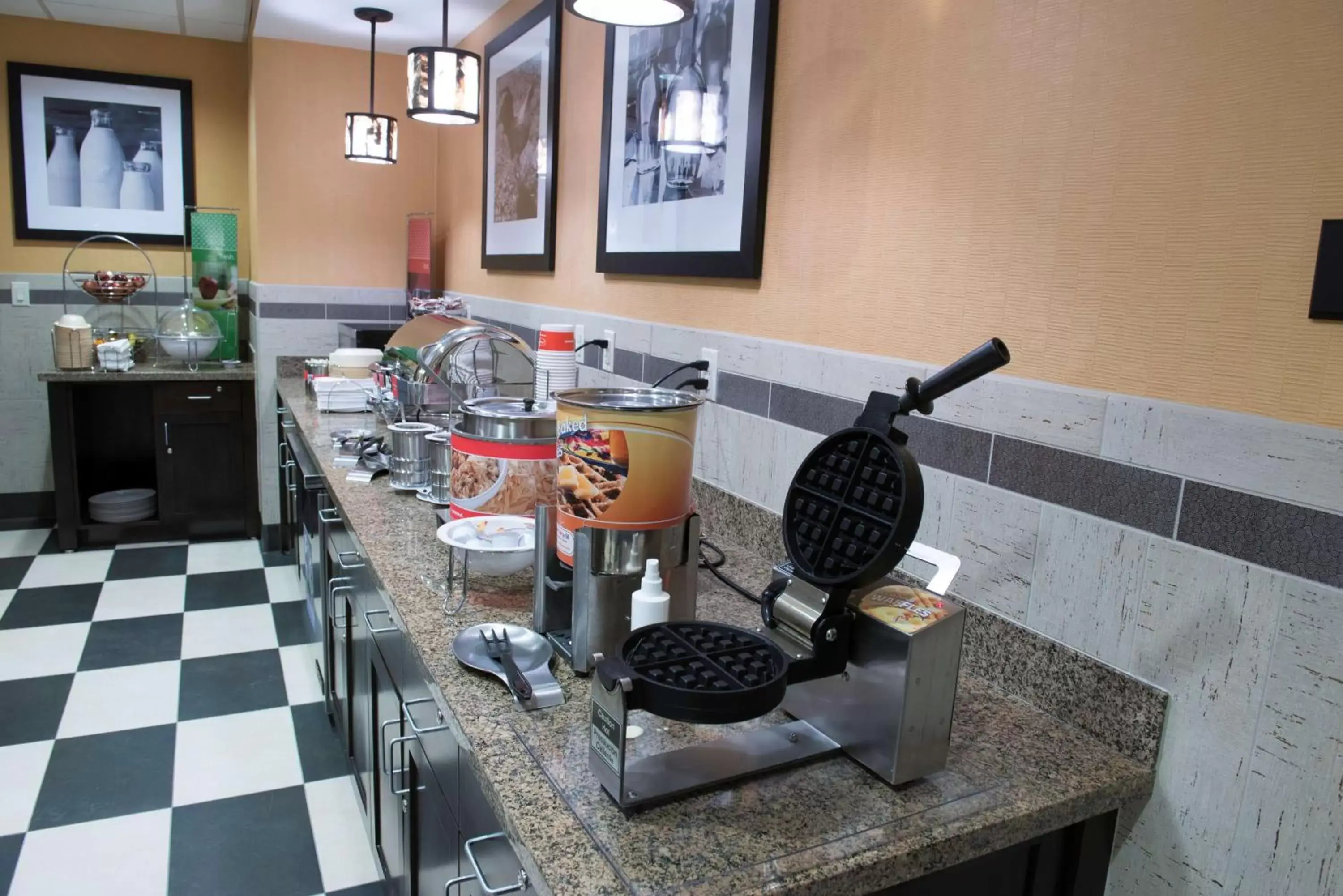 Dining area, Restaurant/Places to Eat in Hampton Inn & Suites Bismarck Northwest