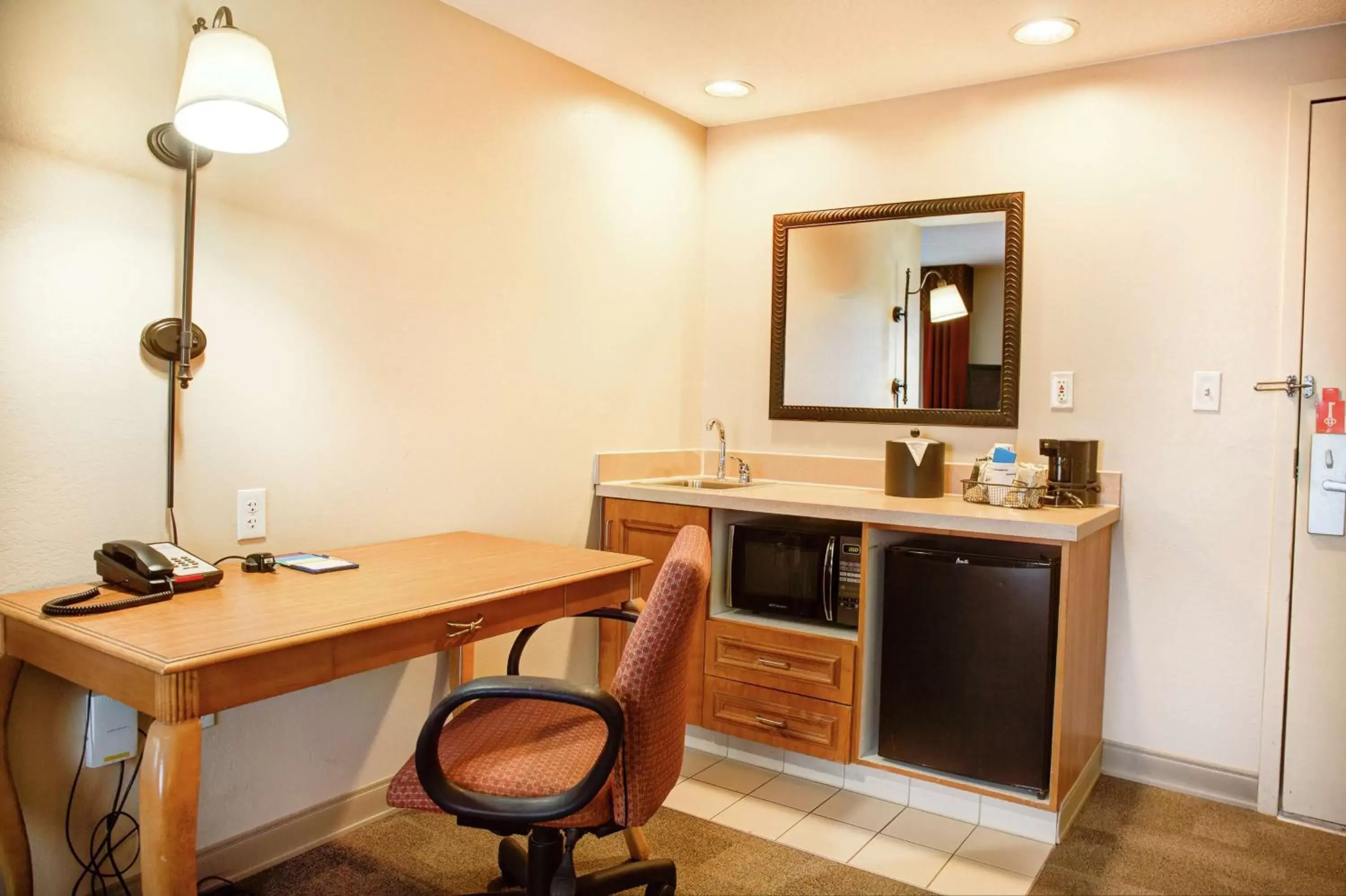 Bedroom, Kitchen/Kitchenette in Hampton Inn Cedar City