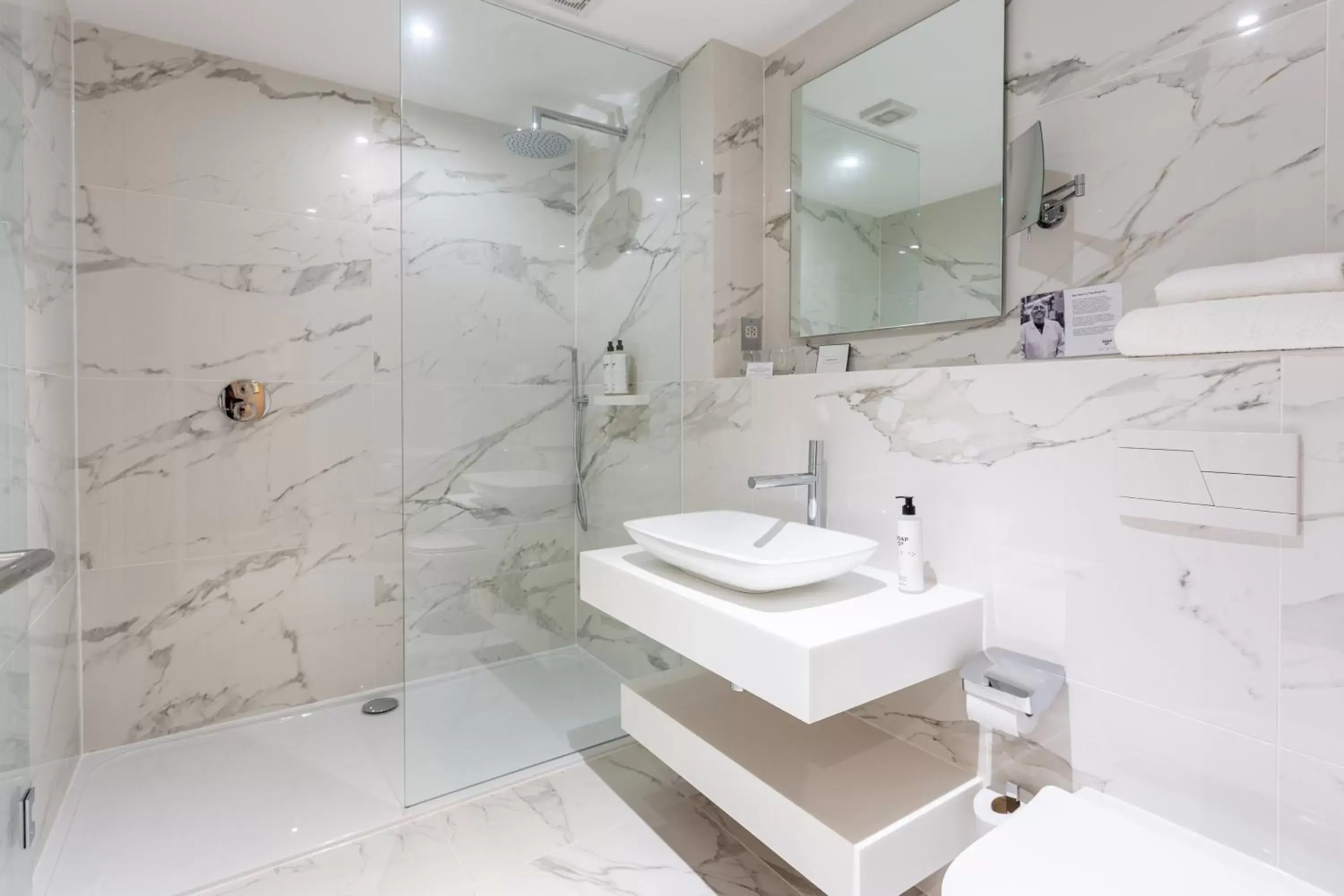 Shower, Bathroom in Palm Court Hotel