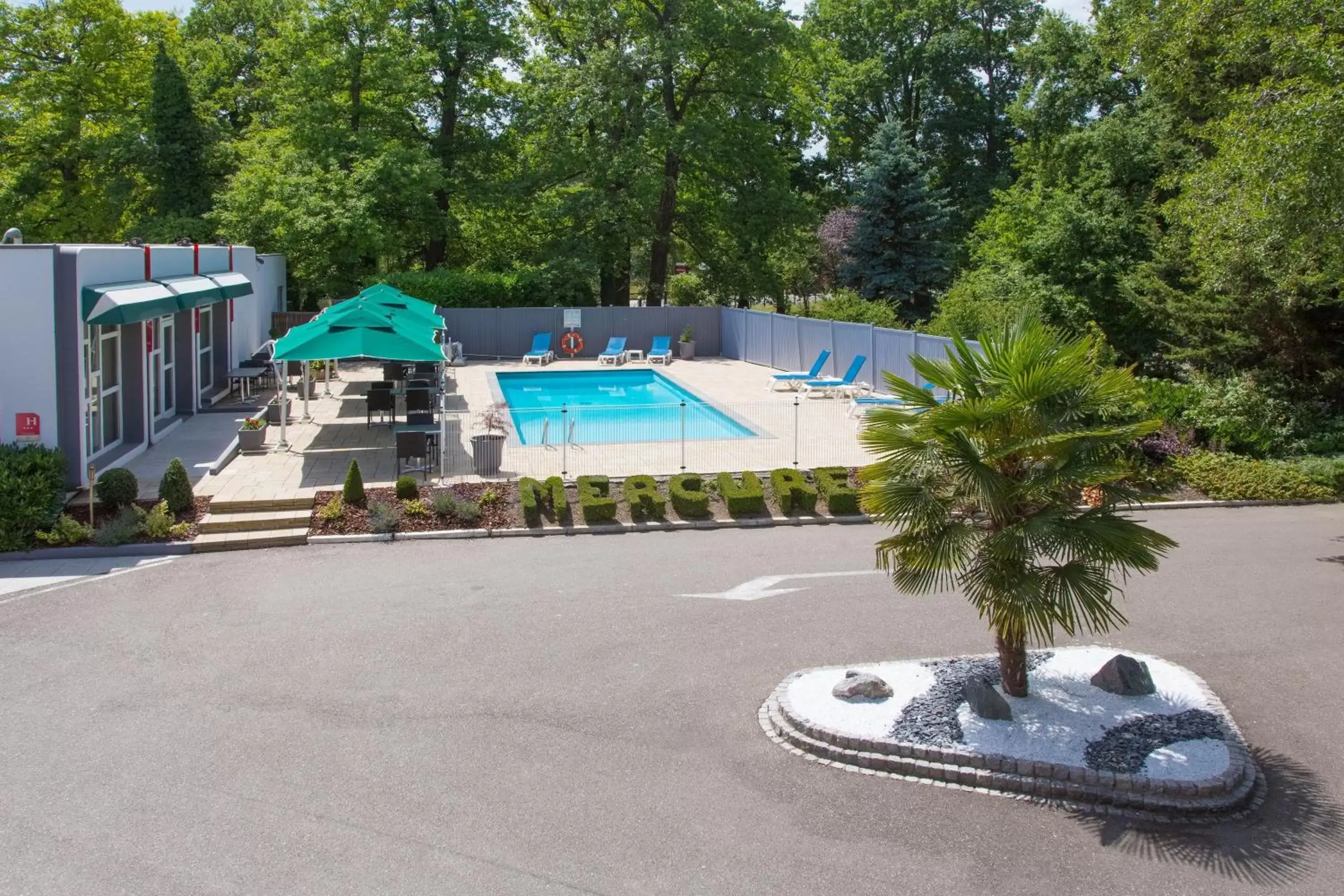 Pool View in Mercure Strasbourg Aéroport