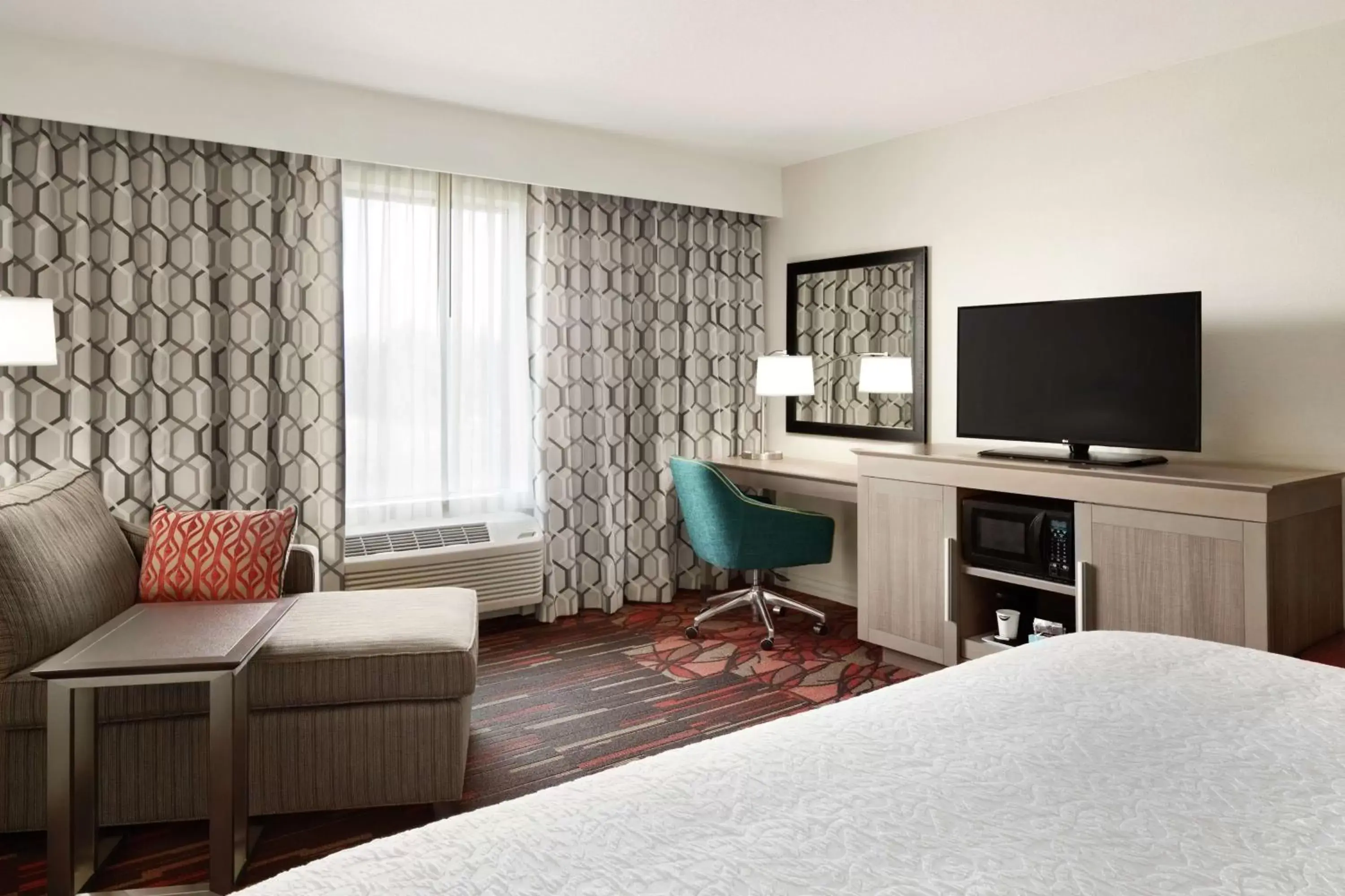 Bedroom, TV/Entertainment Center in Hampton Inn & Suites St. Louis/Alton, IL