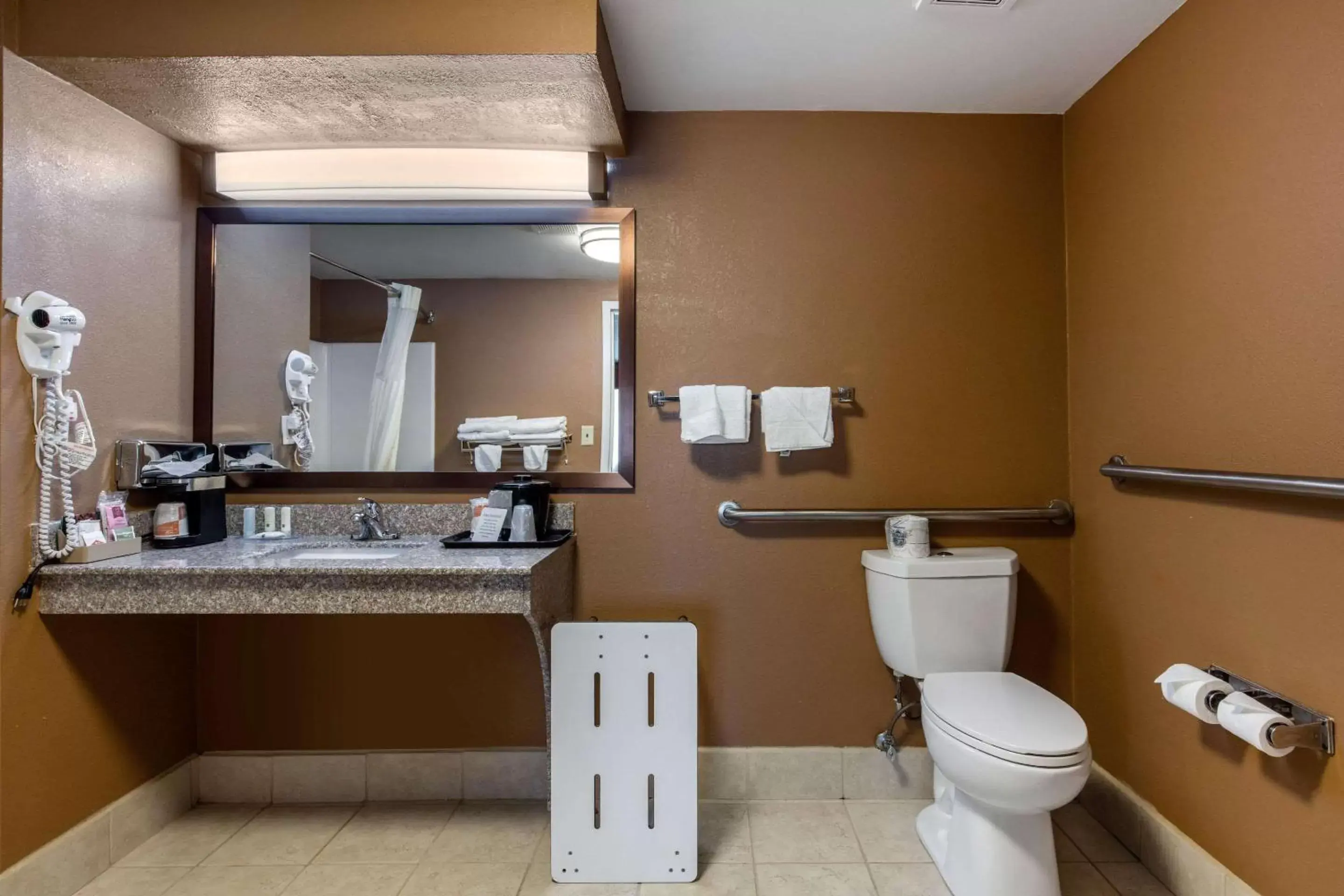 Photo of the whole room, Bathroom in Quality Inn Kingston Springs