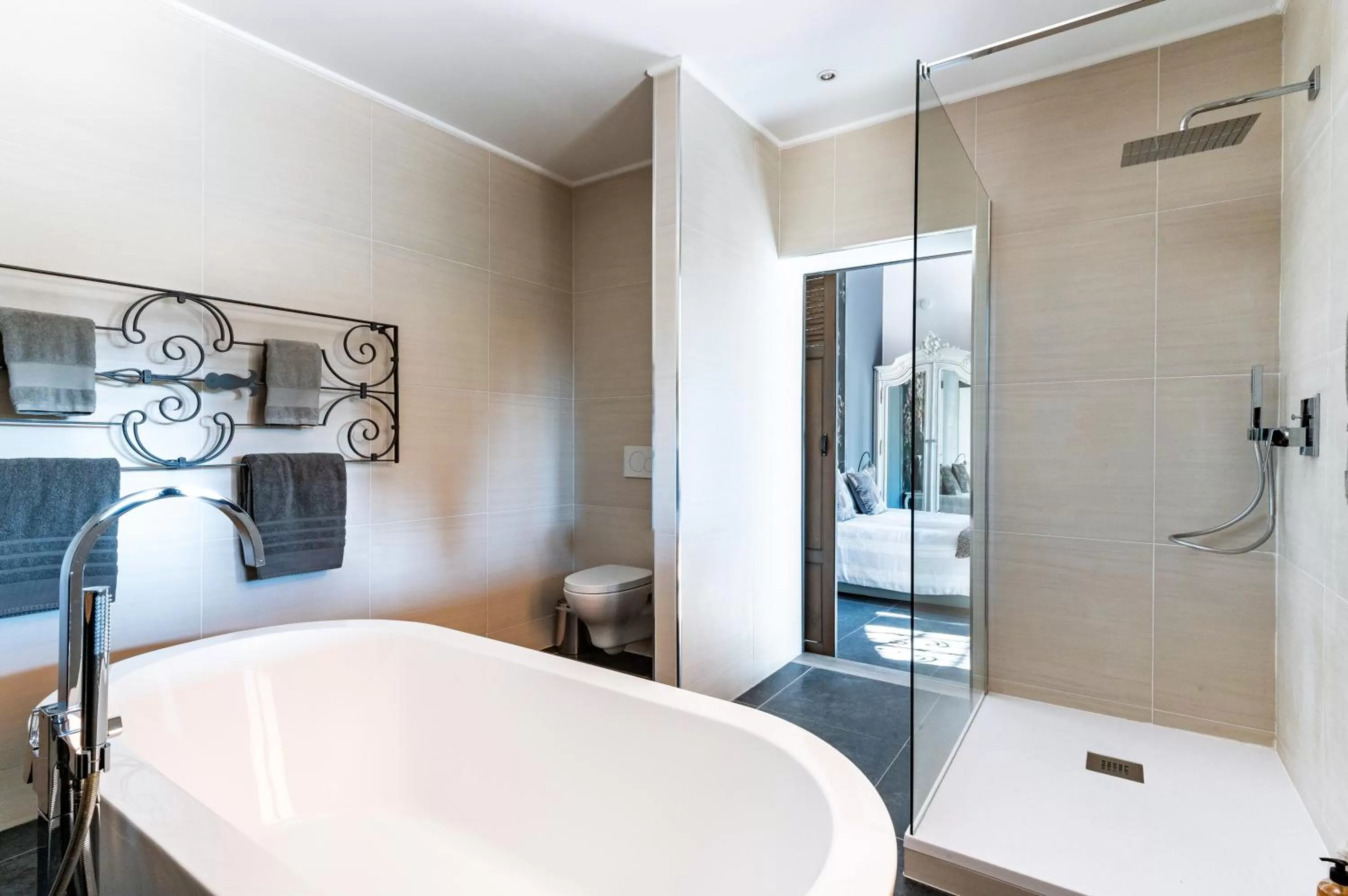 Bathroom in Sous les Platanes B&B