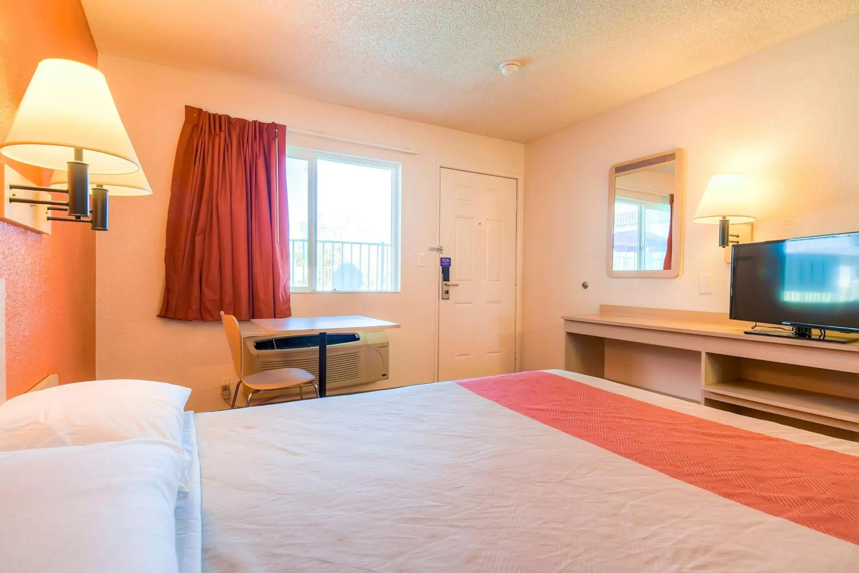 TV and multimedia, Bed in Motel 6-Rancho Mirage, CA - Palm Springs