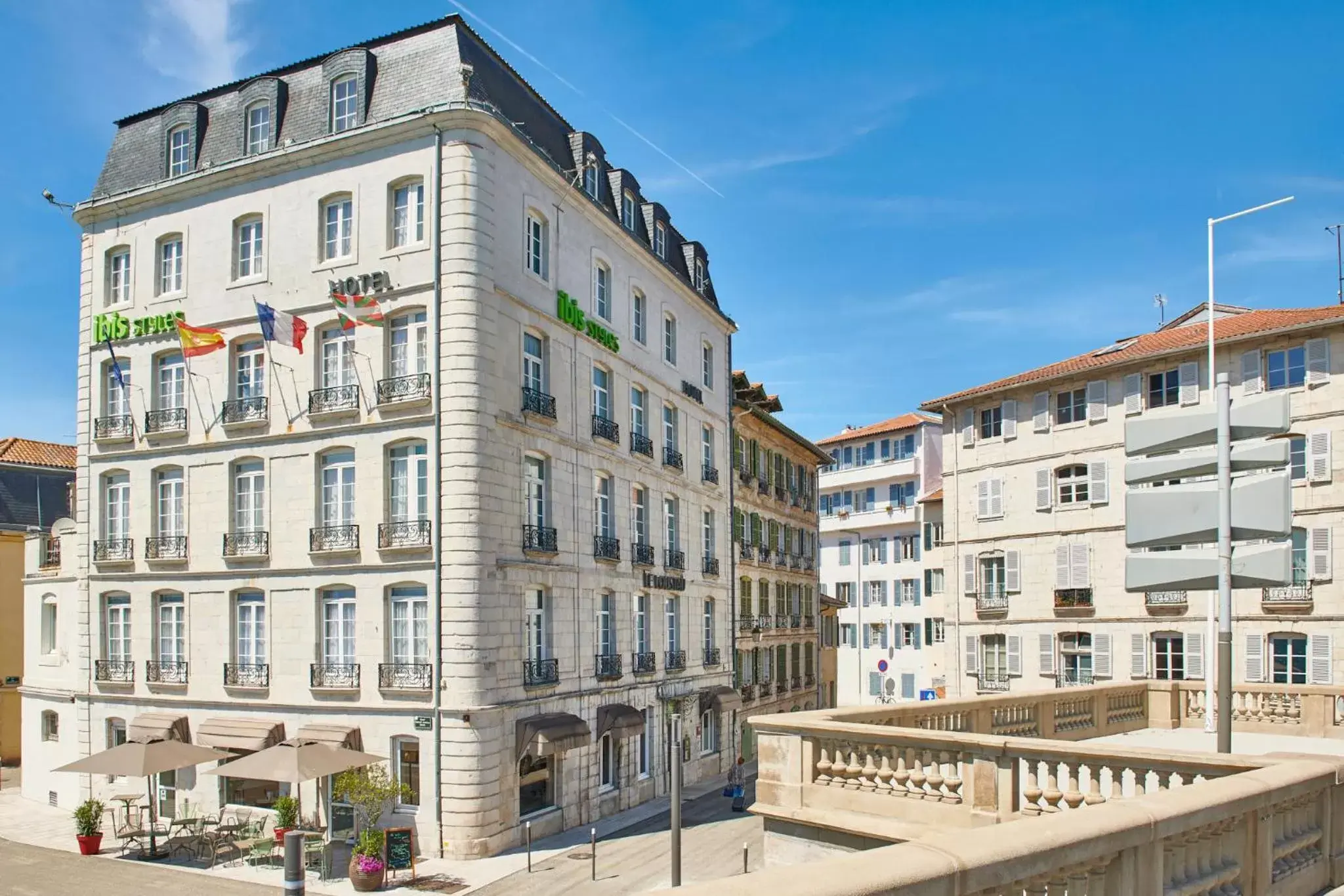 Facade/entrance in ibis Styles Bayonne