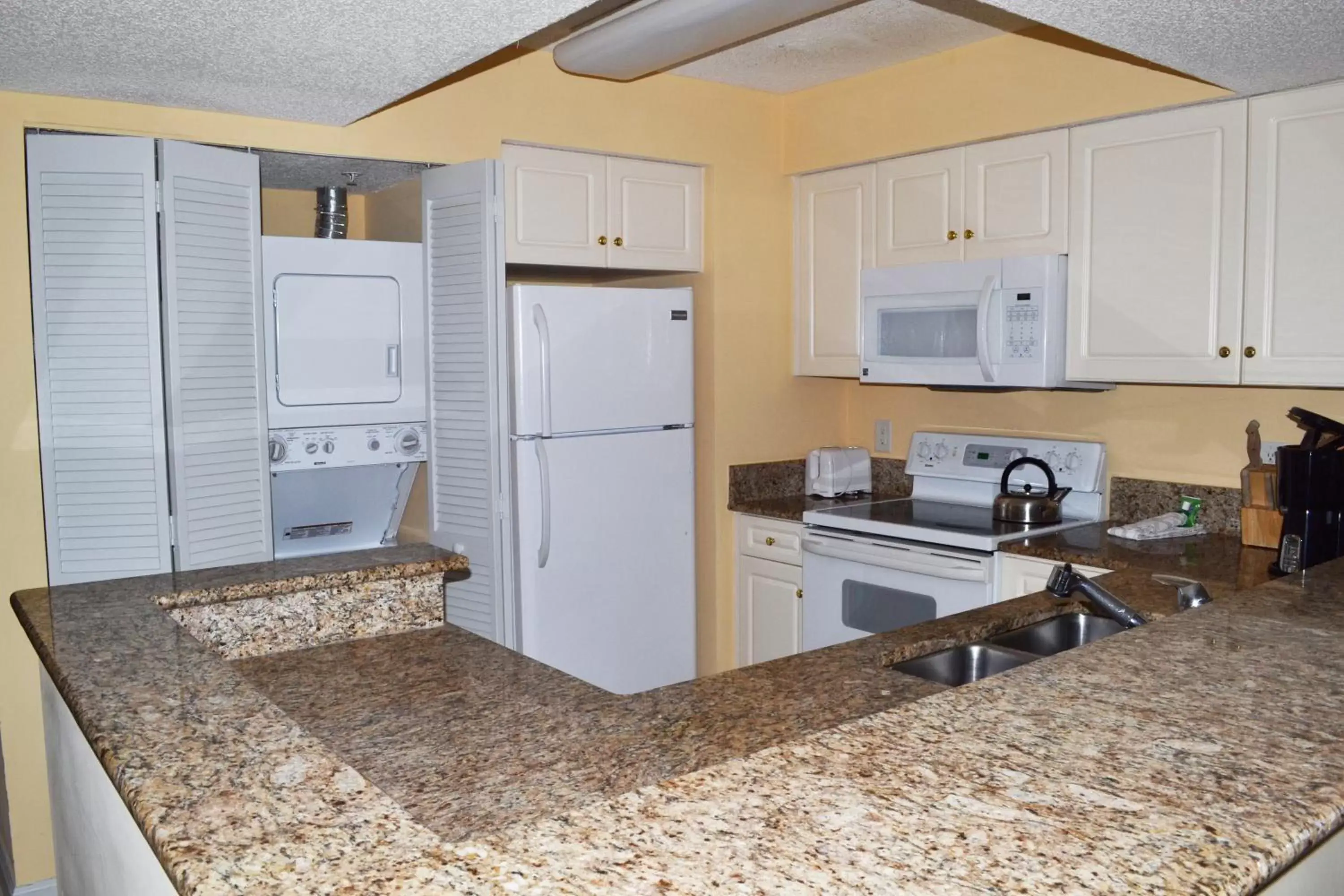 Kitchen or kitchenette, Kitchen/Kitchenette in Grande Shores Ocean Resorts Condominiums