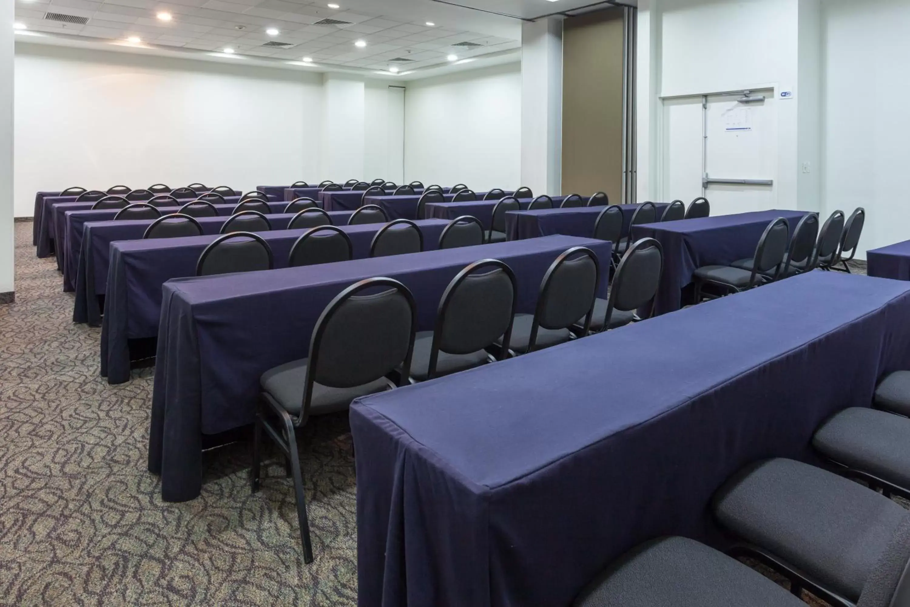 Meeting/conference room in Holiday Inn Express Guadalajara Iteso, an IHG Hotel