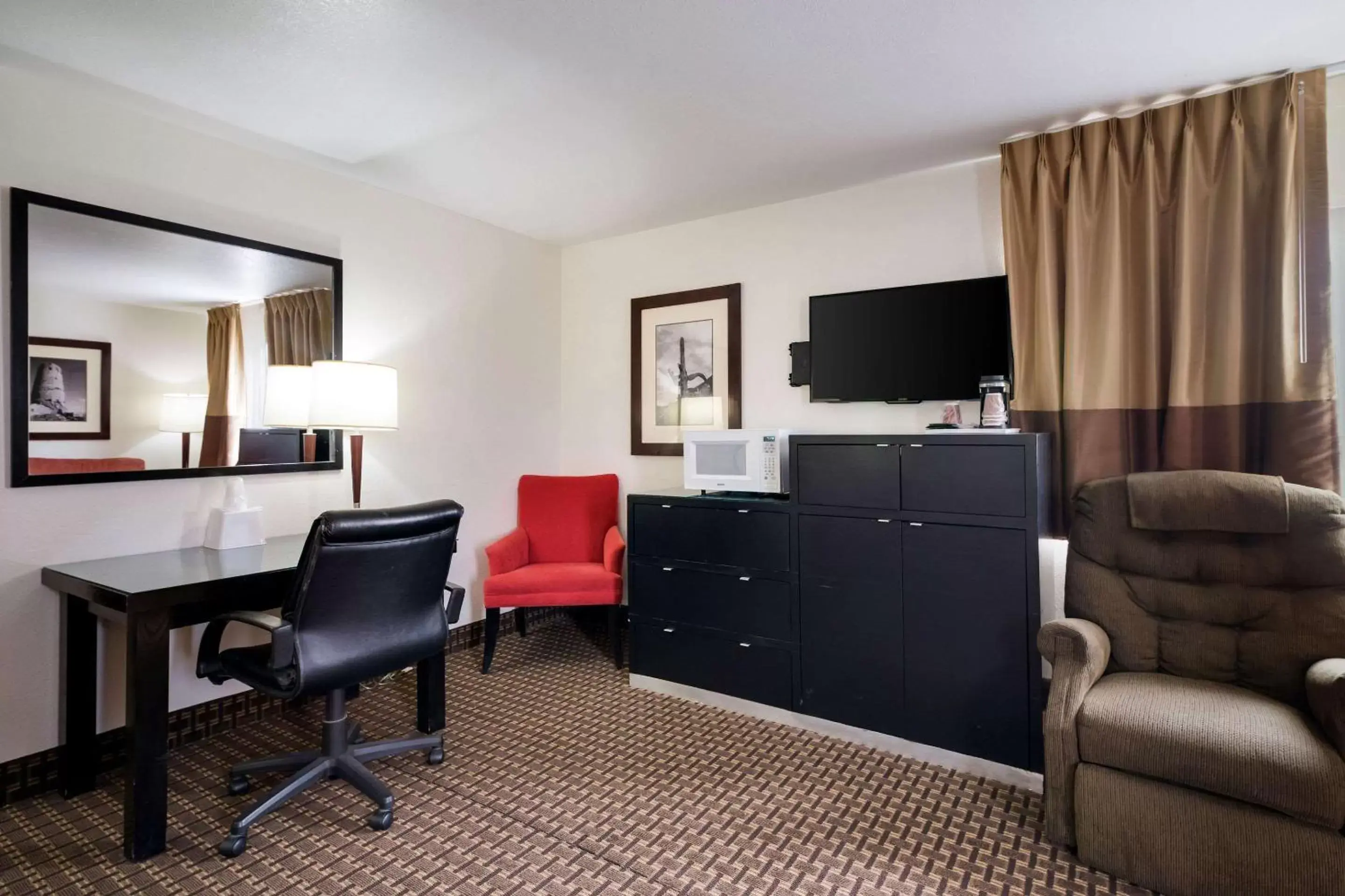 Photo of the whole room, TV/Entertainment Center in Econo Lodge Inn & Suites Williams - Grand Canyon Area