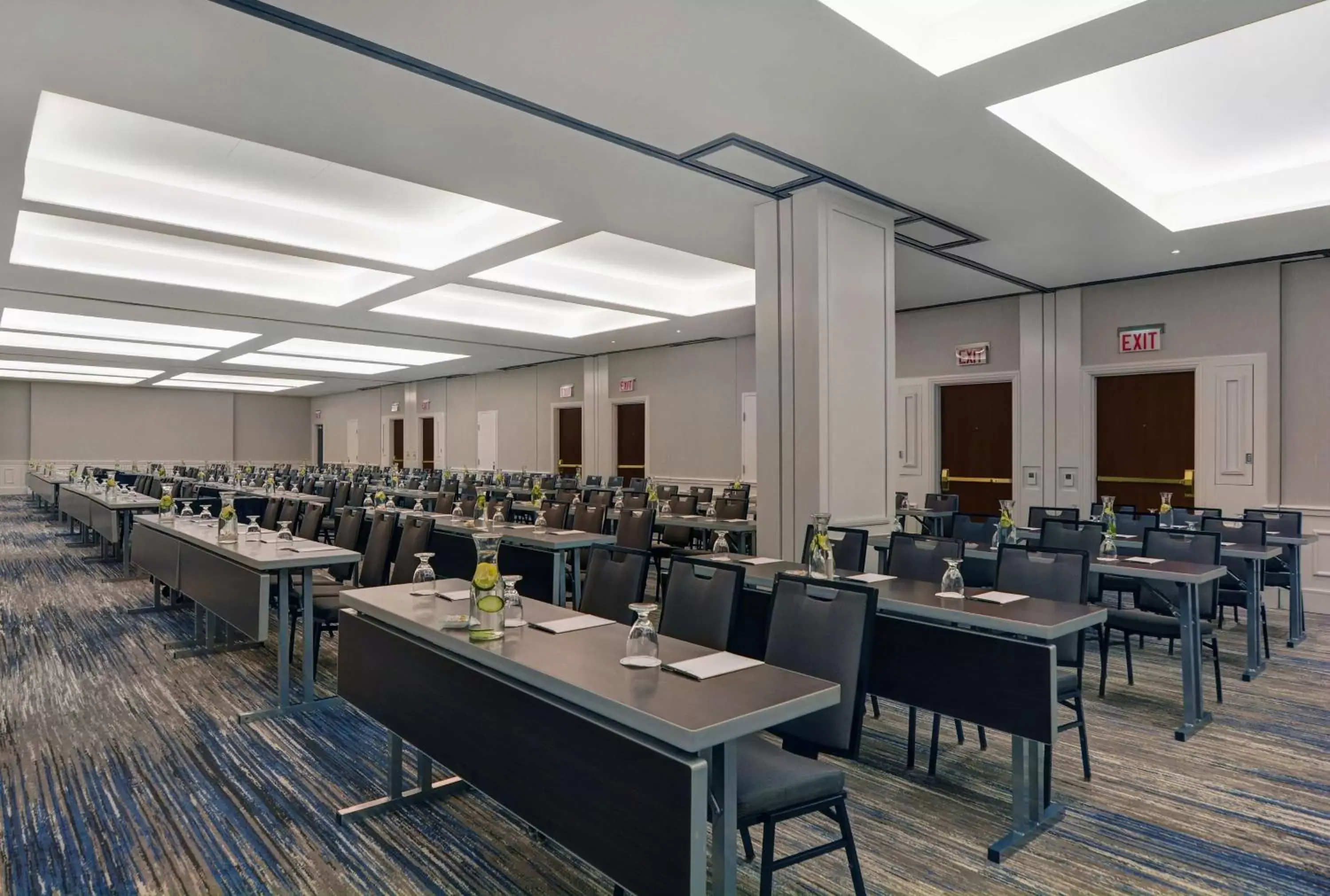 Meeting/conference room, Restaurant/Places to Eat in Embassy Suites Chicago - Downtown River North