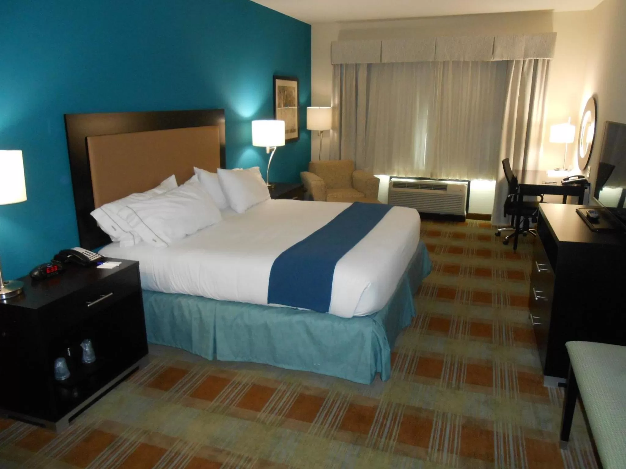 Photo of the whole room, Bed in Holiday Inn Express & Suites Houston Northwest-Brookhollow by IHG