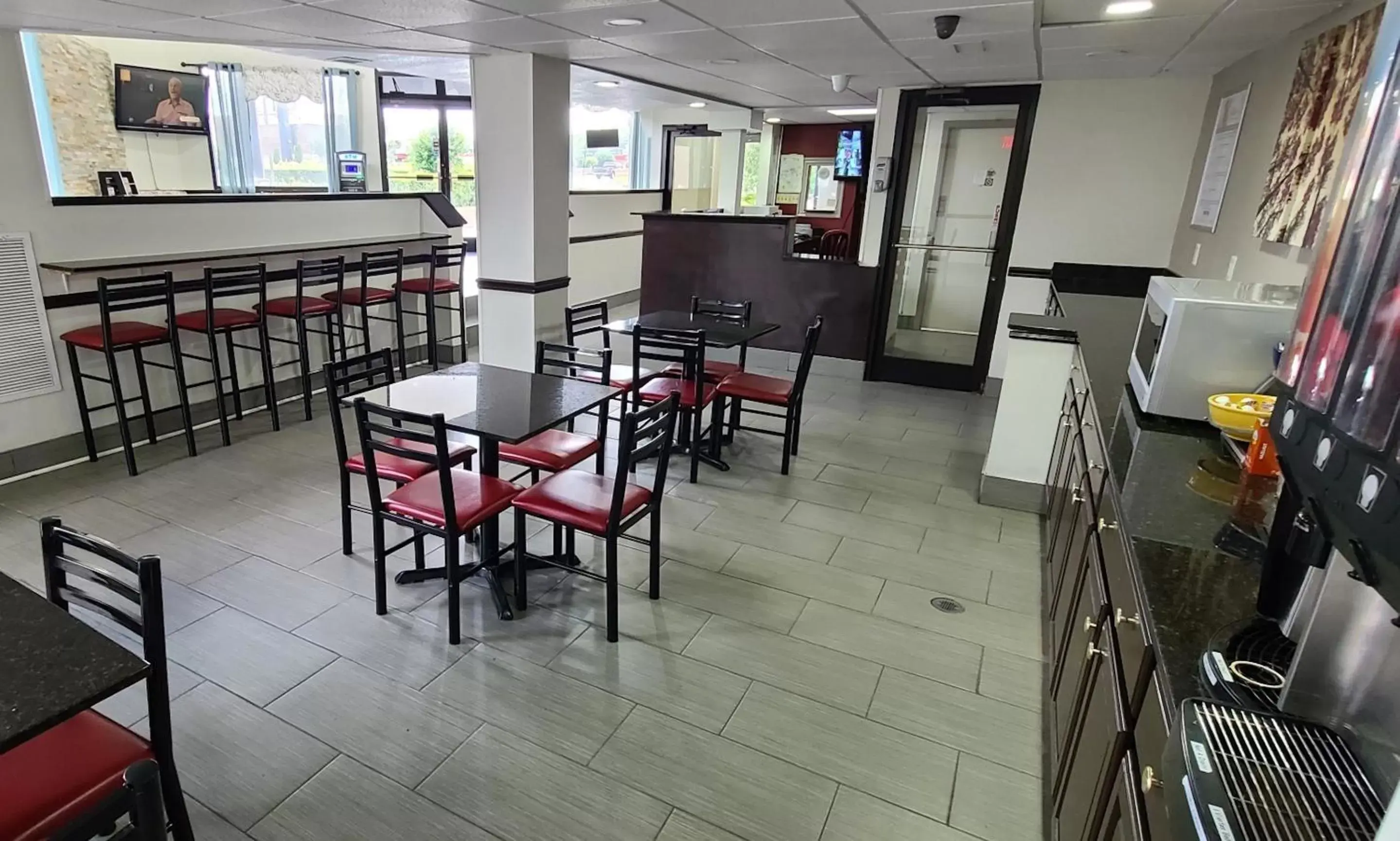 Lobby or reception, Restaurant/Places to Eat in Red Roof Inn & Suites Duncan