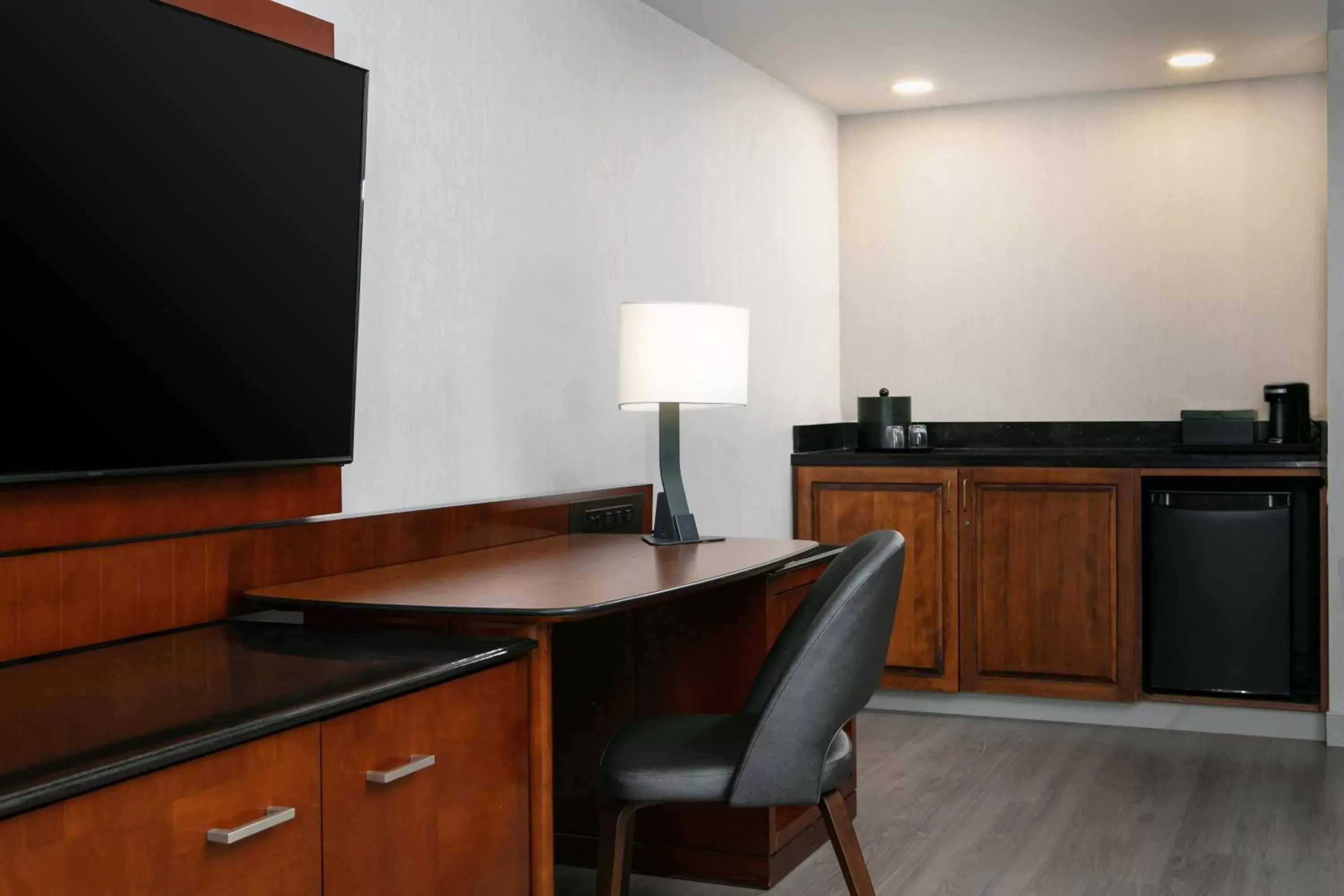 Photo of the whole room, TV/Entertainment Center in West Des Moines Marriott