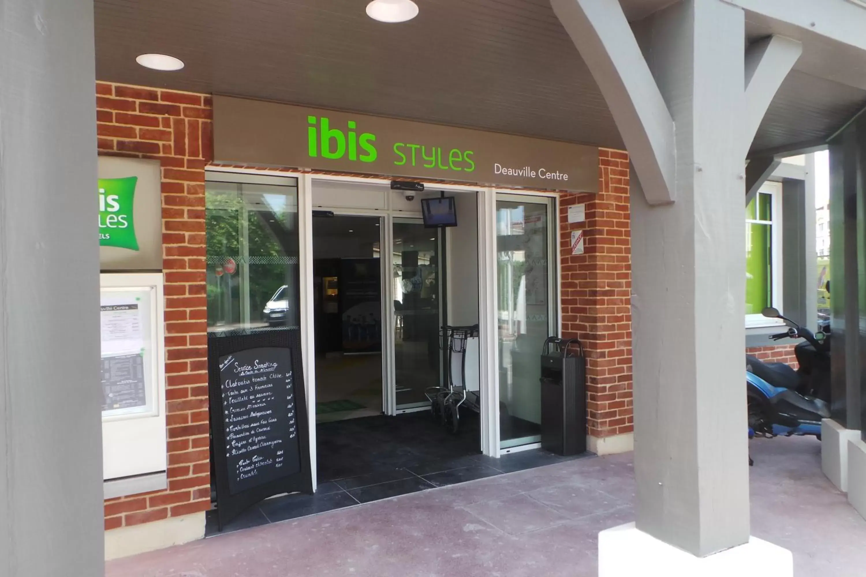 Facade/Entrance in ibis Styles Deauville Centre