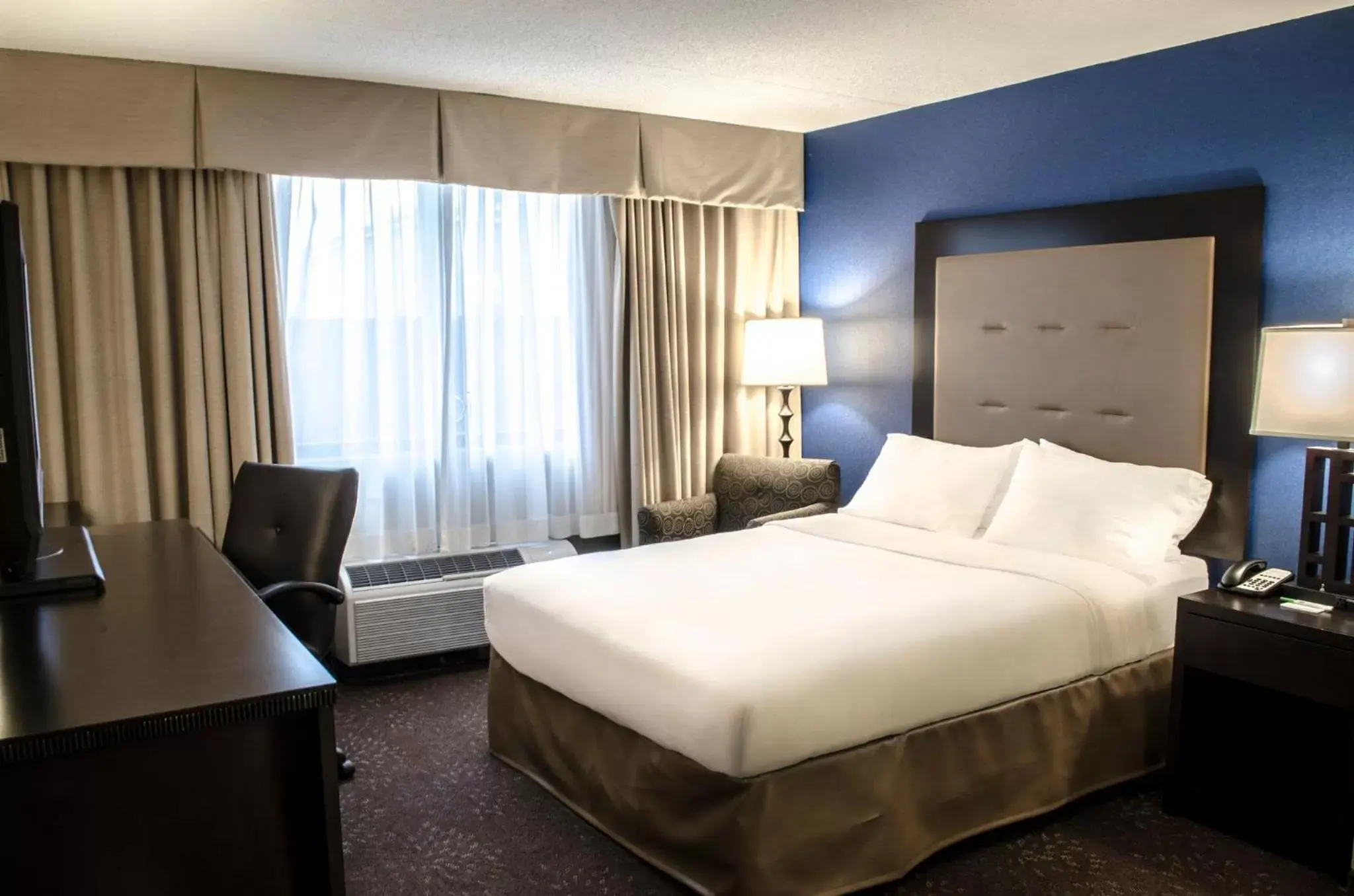 Photo of the whole room, Bed in Holiday Inn Fargo, an IHG Hotel