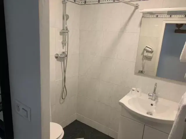 Bathroom in Hôtel Le National