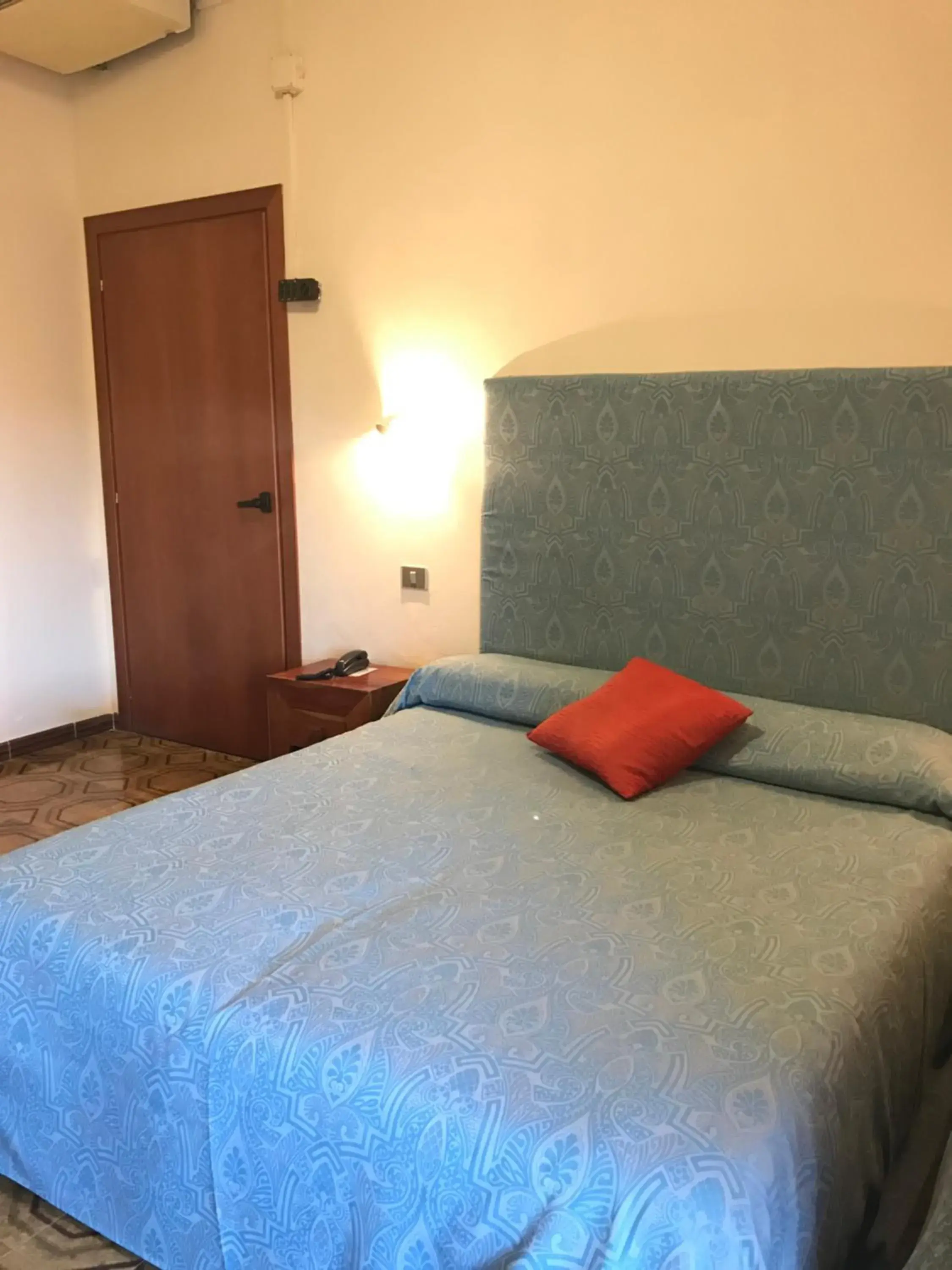 Bathroom, Bed in Hotel Scala Greca