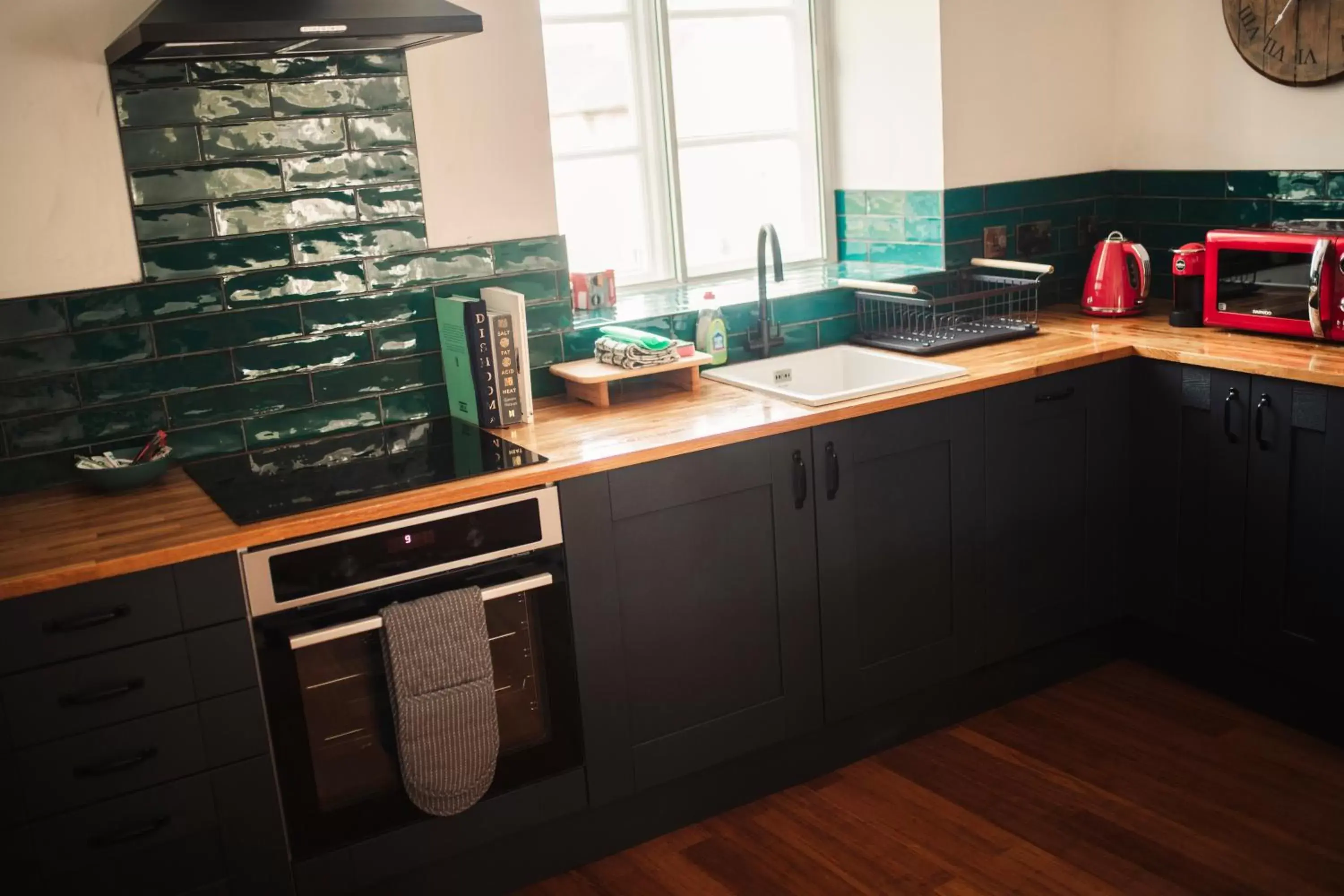 Kitchen/Kitchenette in Slateford House 1770 by The House of Danu