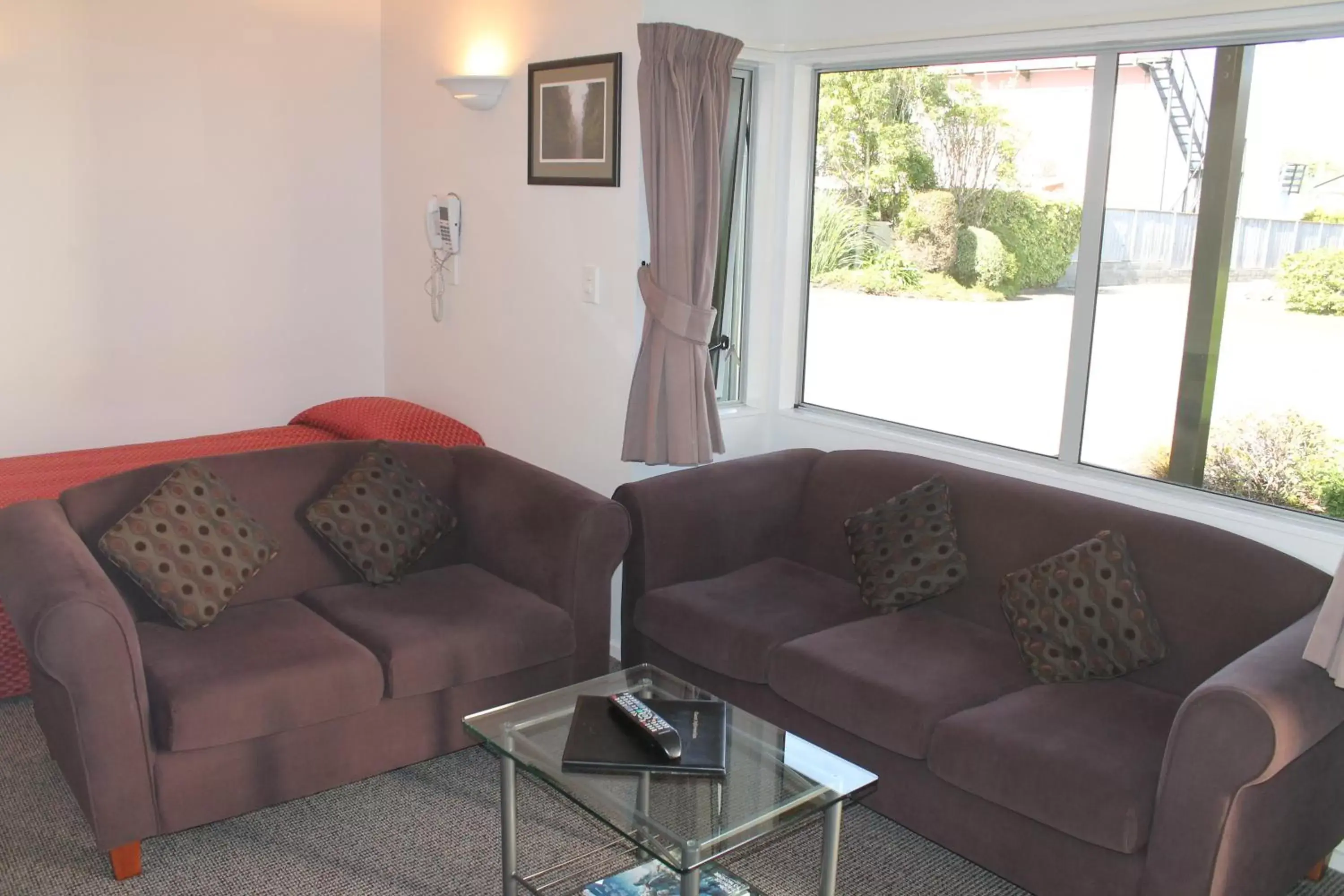 Living room, Seating Area in Riverview Motel