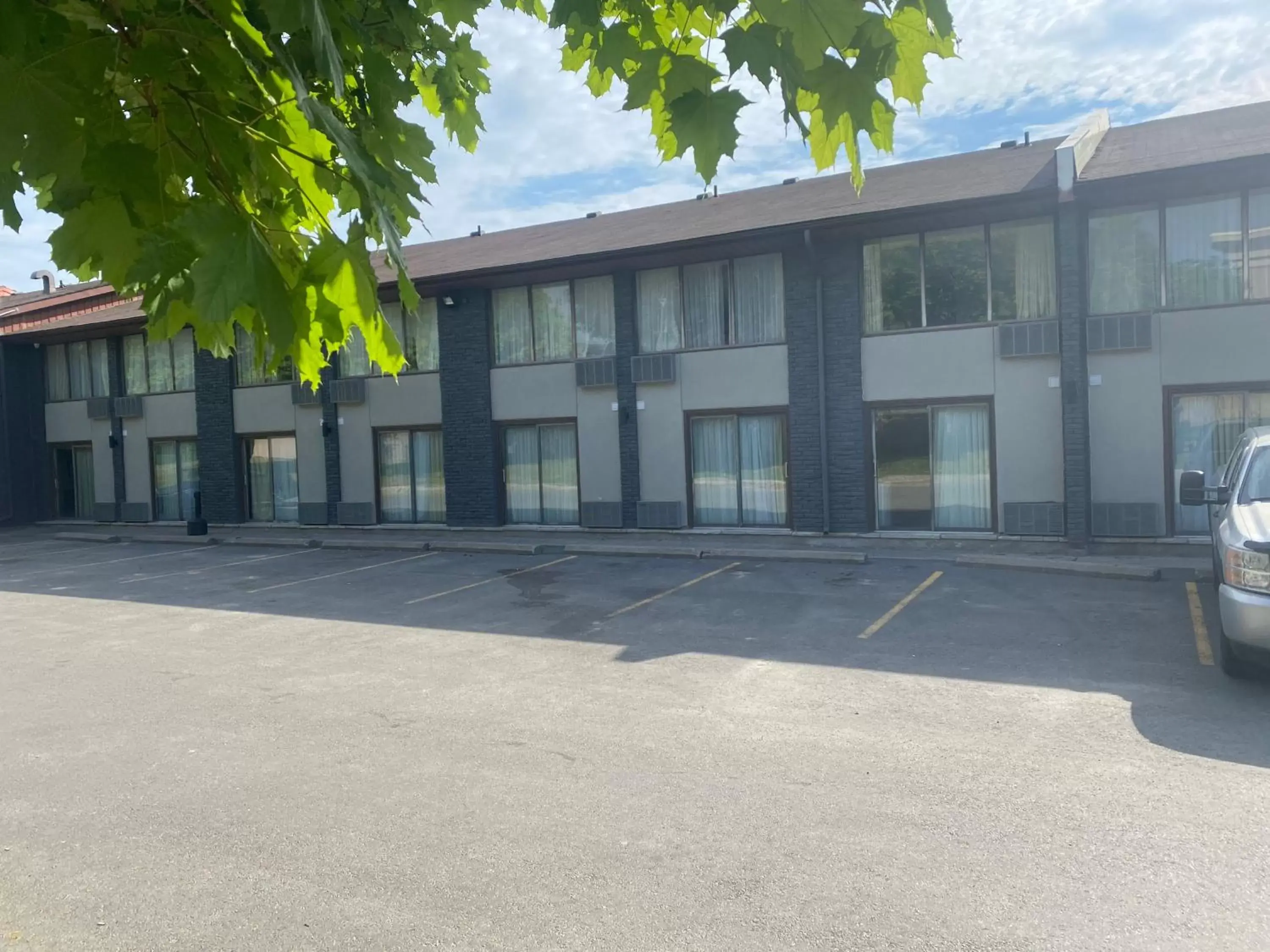 Parking, Property Building in Quality Inn Peterborough