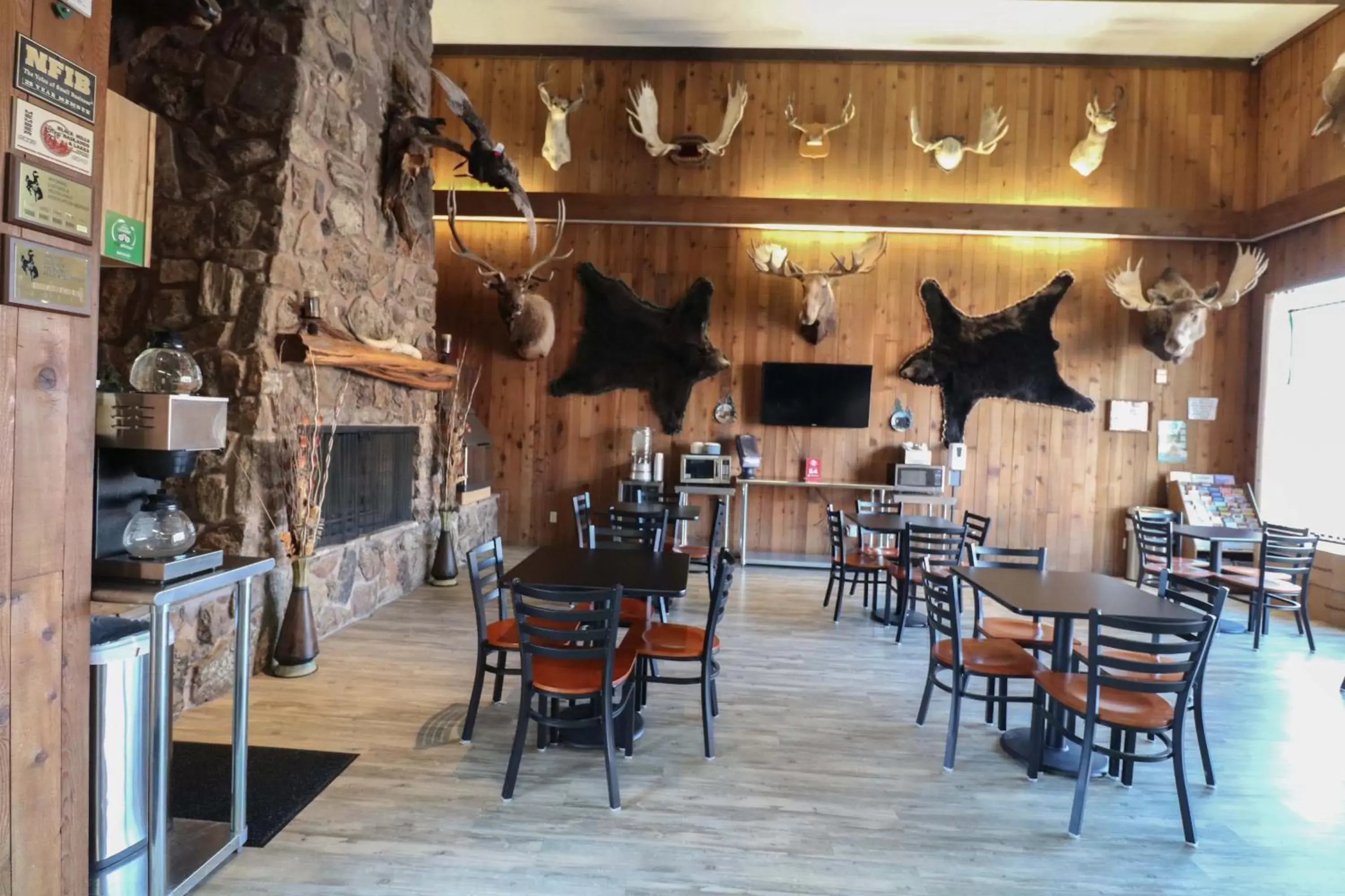 Lobby or reception, Restaurant/Places to Eat in Bear Lodge Motel