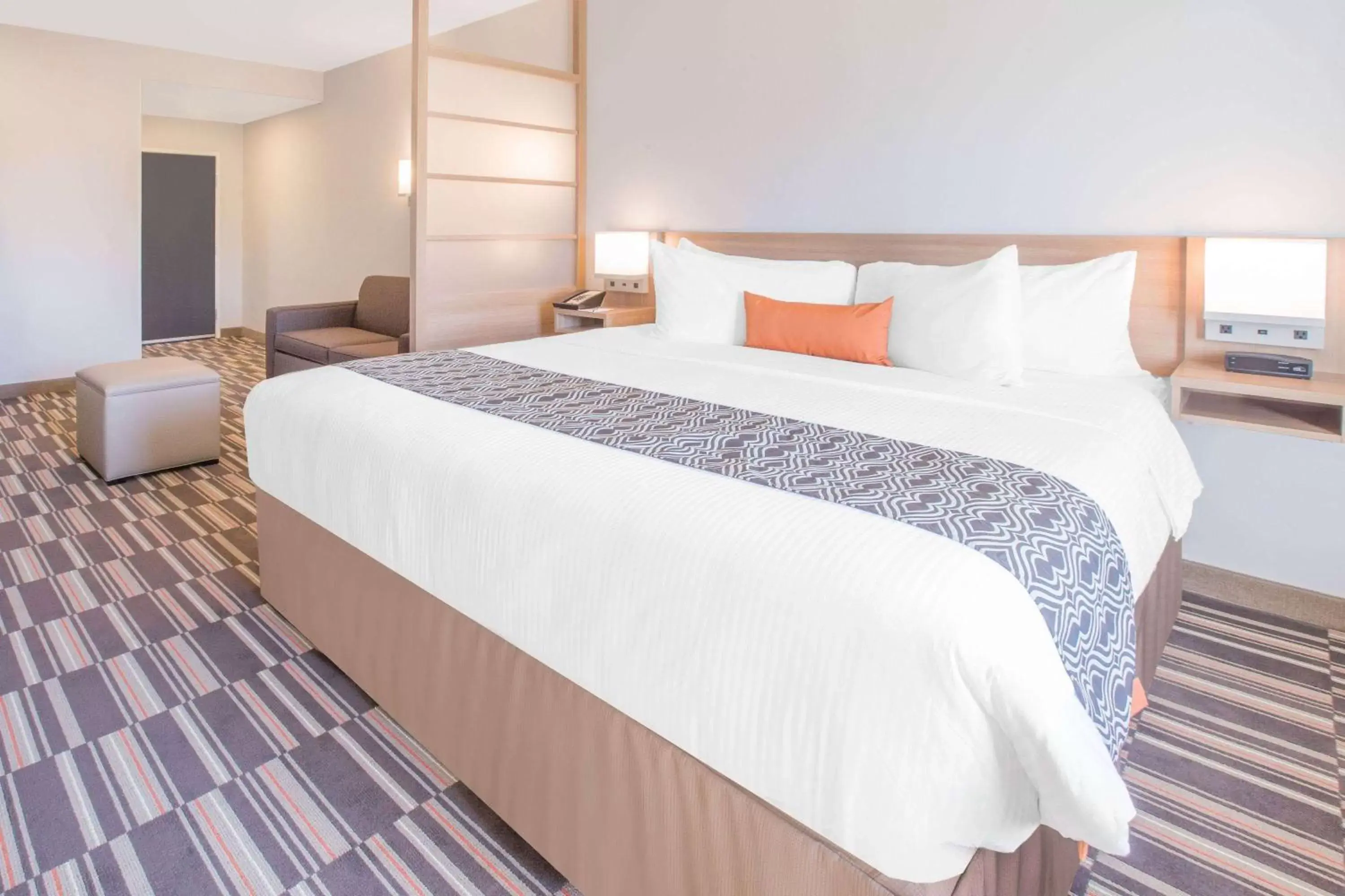 Bed in Microtel Inn & Suites by Wyndham Cuauhtemoc Campos Menonitas
