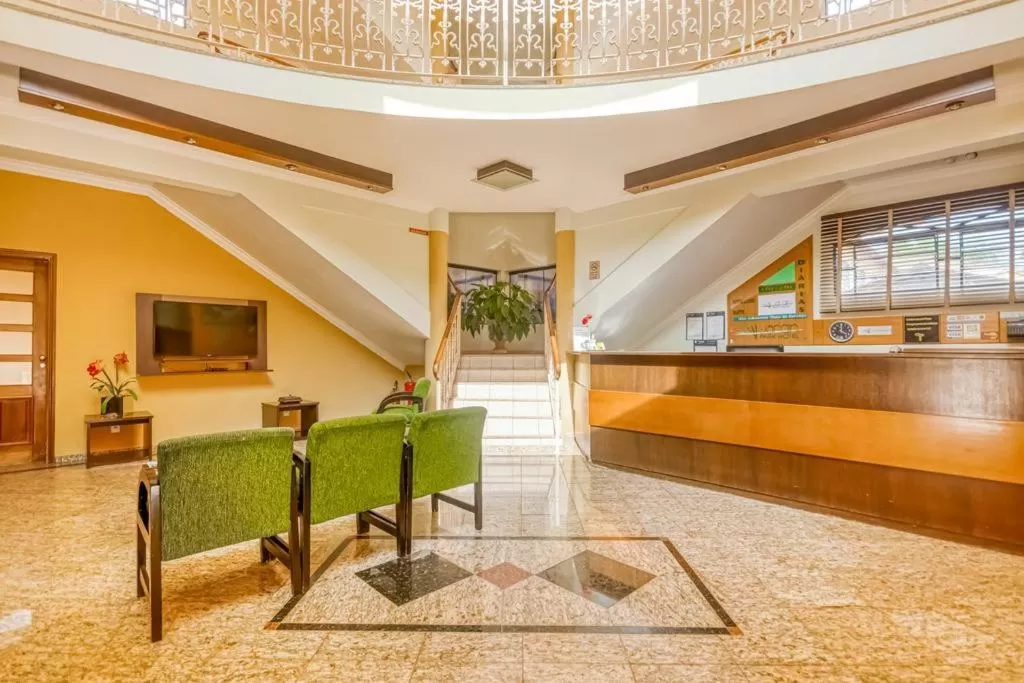 Communal lounge/ TV room in Jardin Park Hotel