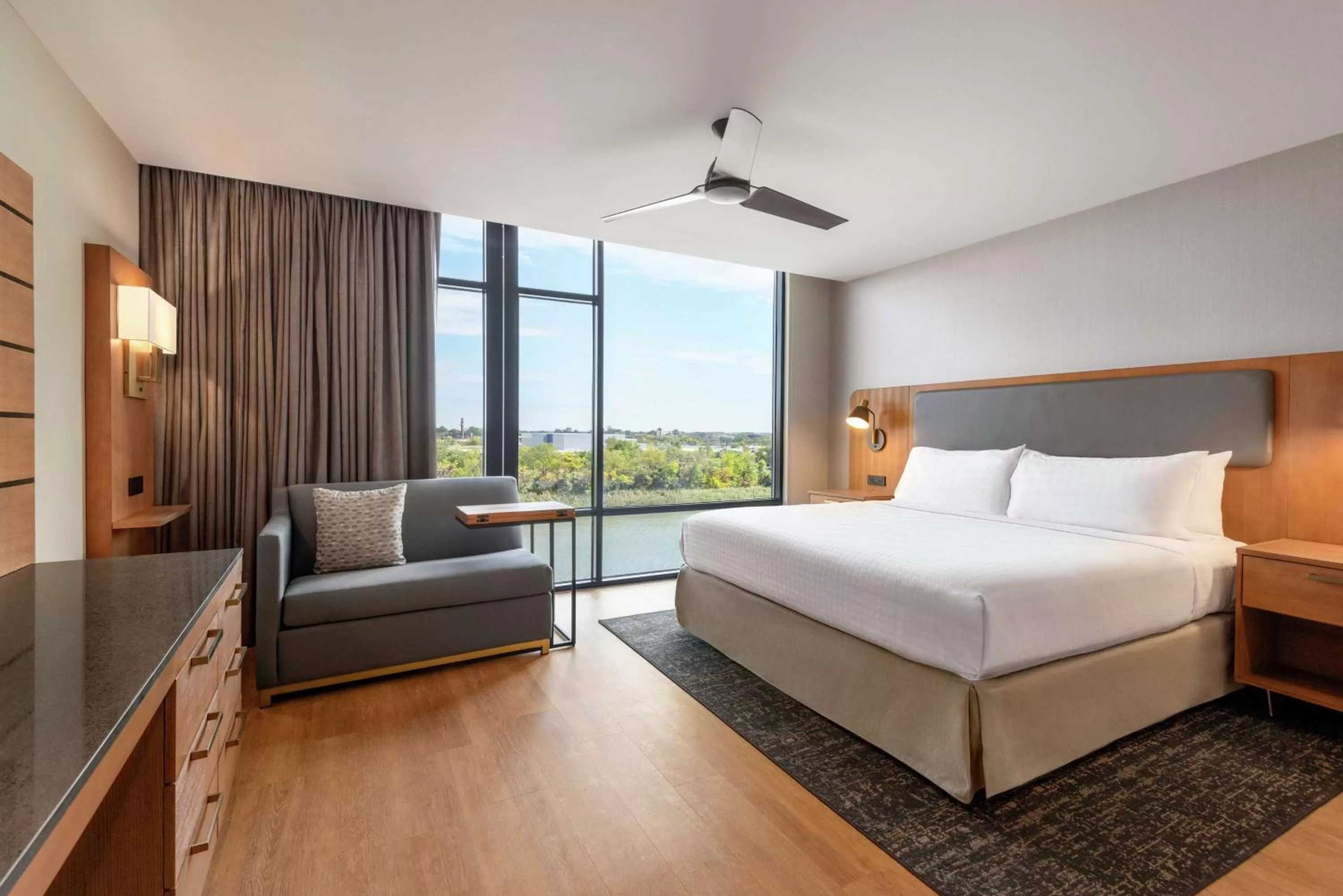 Living room, Bed in Homewood Suites By Hilton Wilmington Downtown