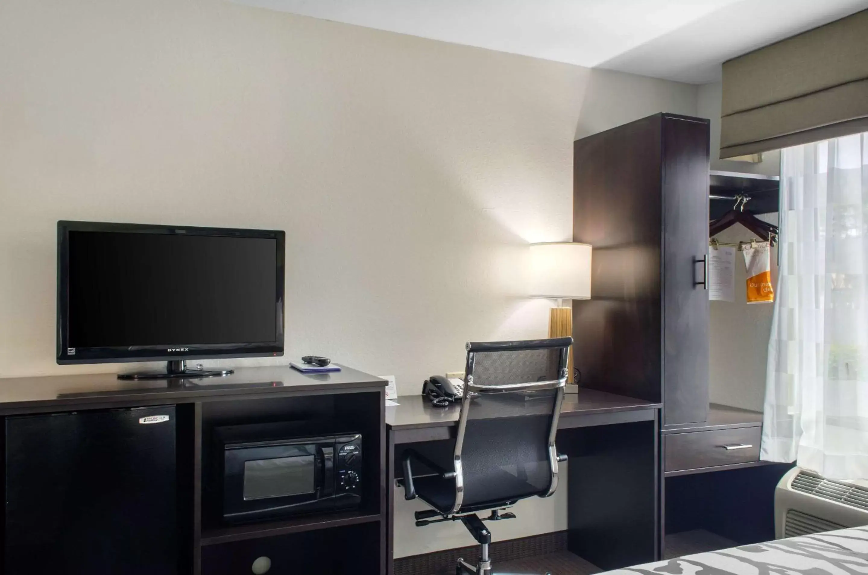 Photo of the whole room, TV/Entertainment Center in Sleep Inn Baton Rouge East I-12