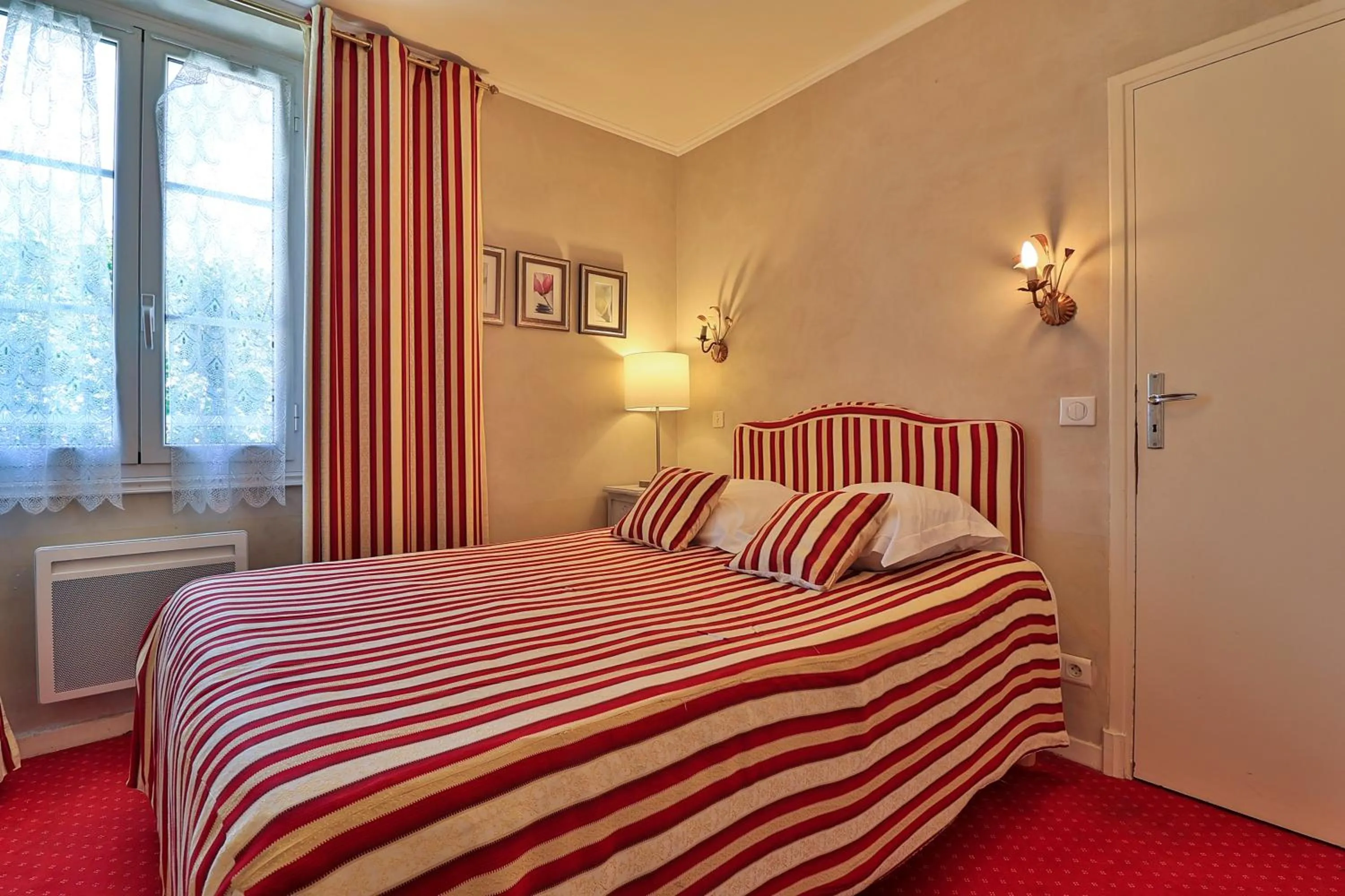 Bed in Logis Le Relais Imperial