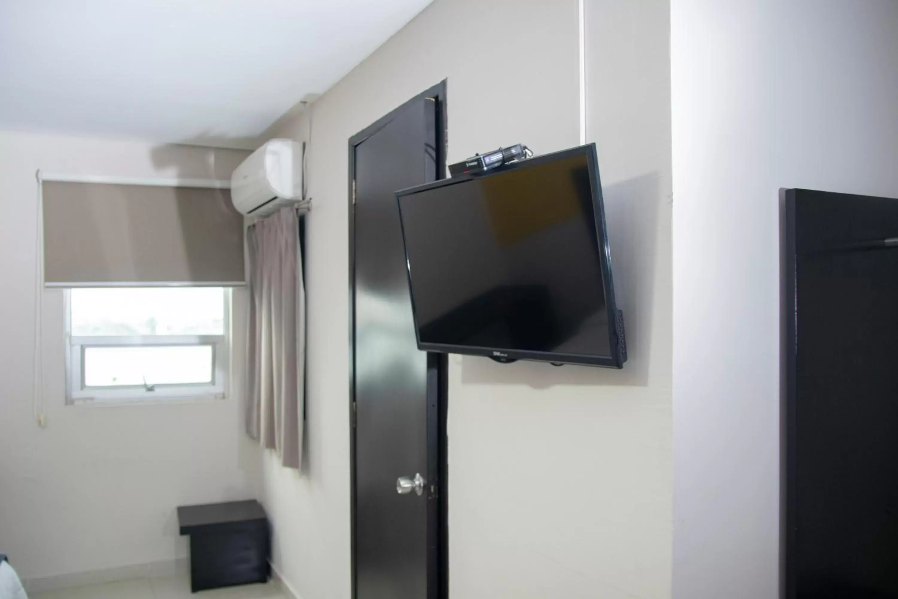 TV and multimedia, TV/Entertainment Center in Hotel HAUS Express