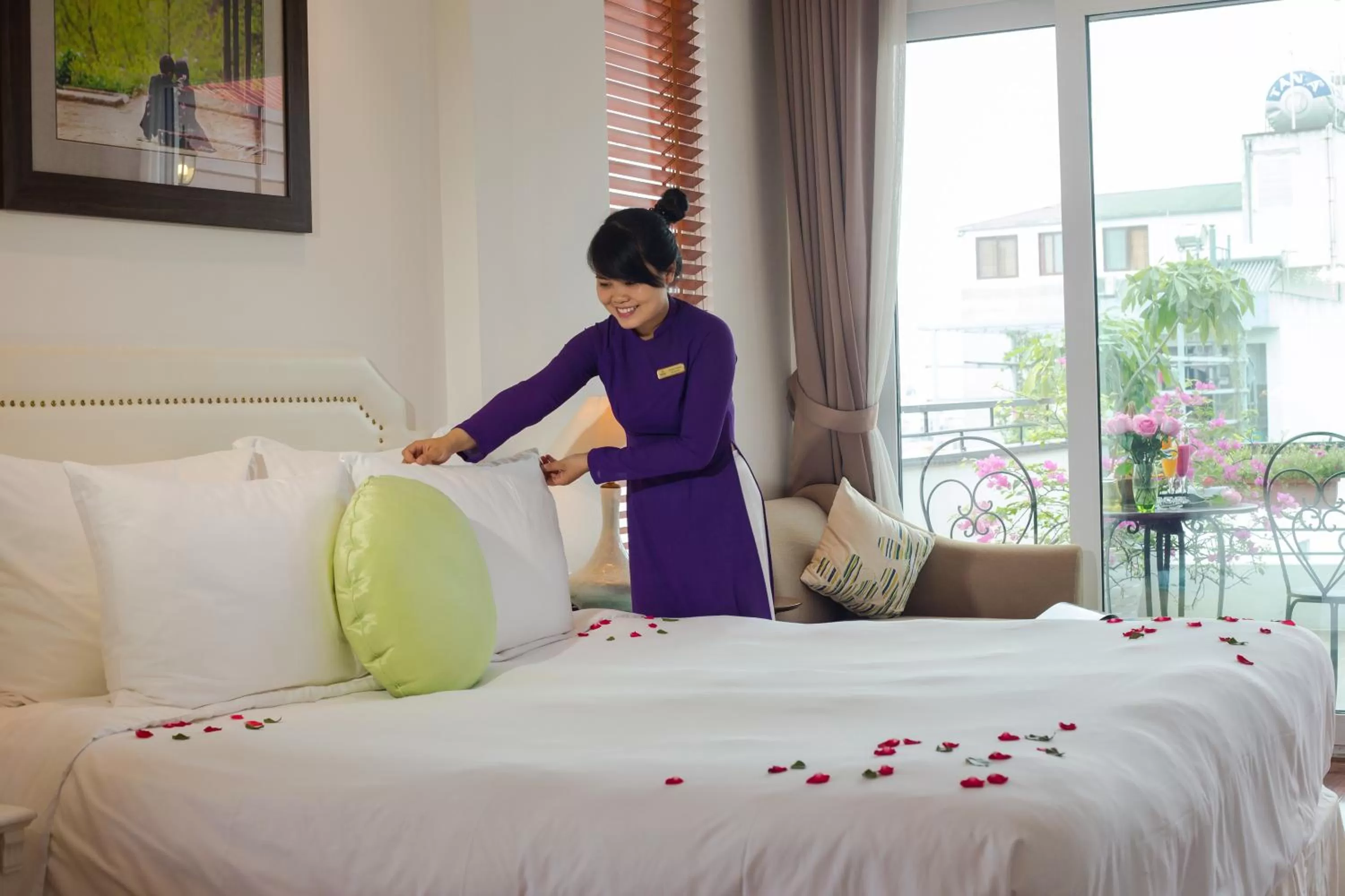 Staff, Bed in Mercury Central Hotel Hanoi