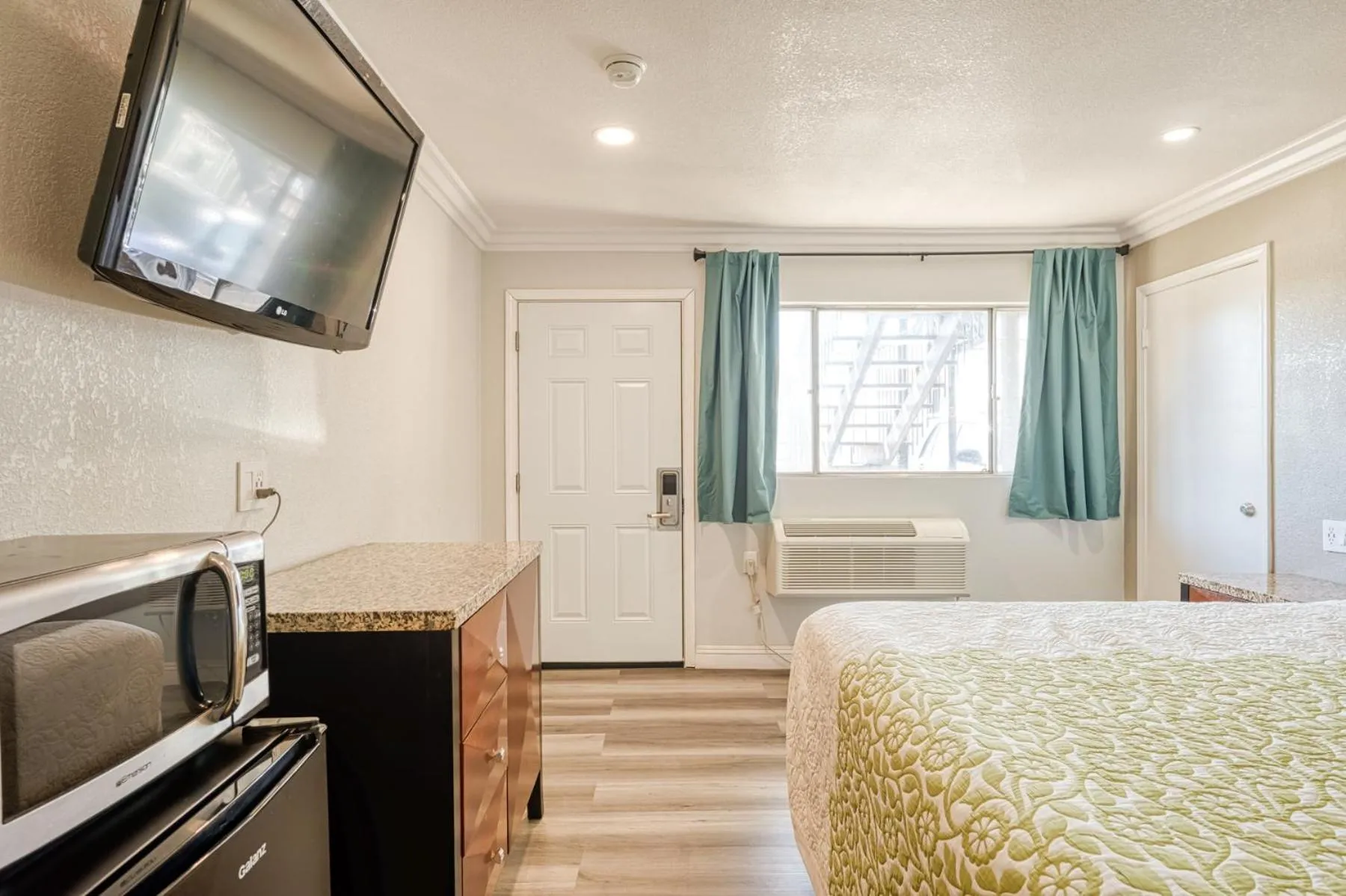 Bed in ERTH INN by AGA- Mojave