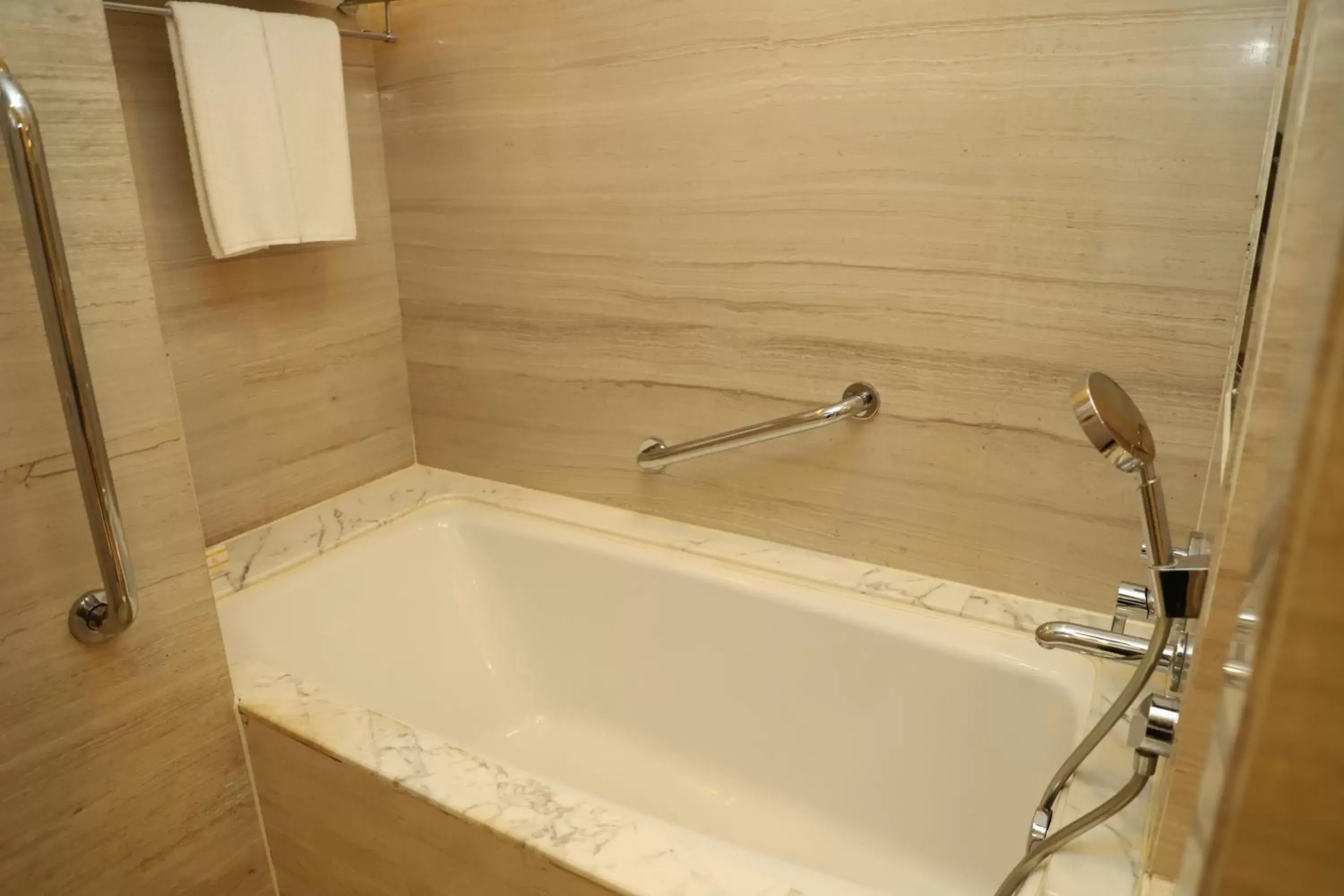 Hot Tub, Bathroom in Kerry Hotel, Beijing