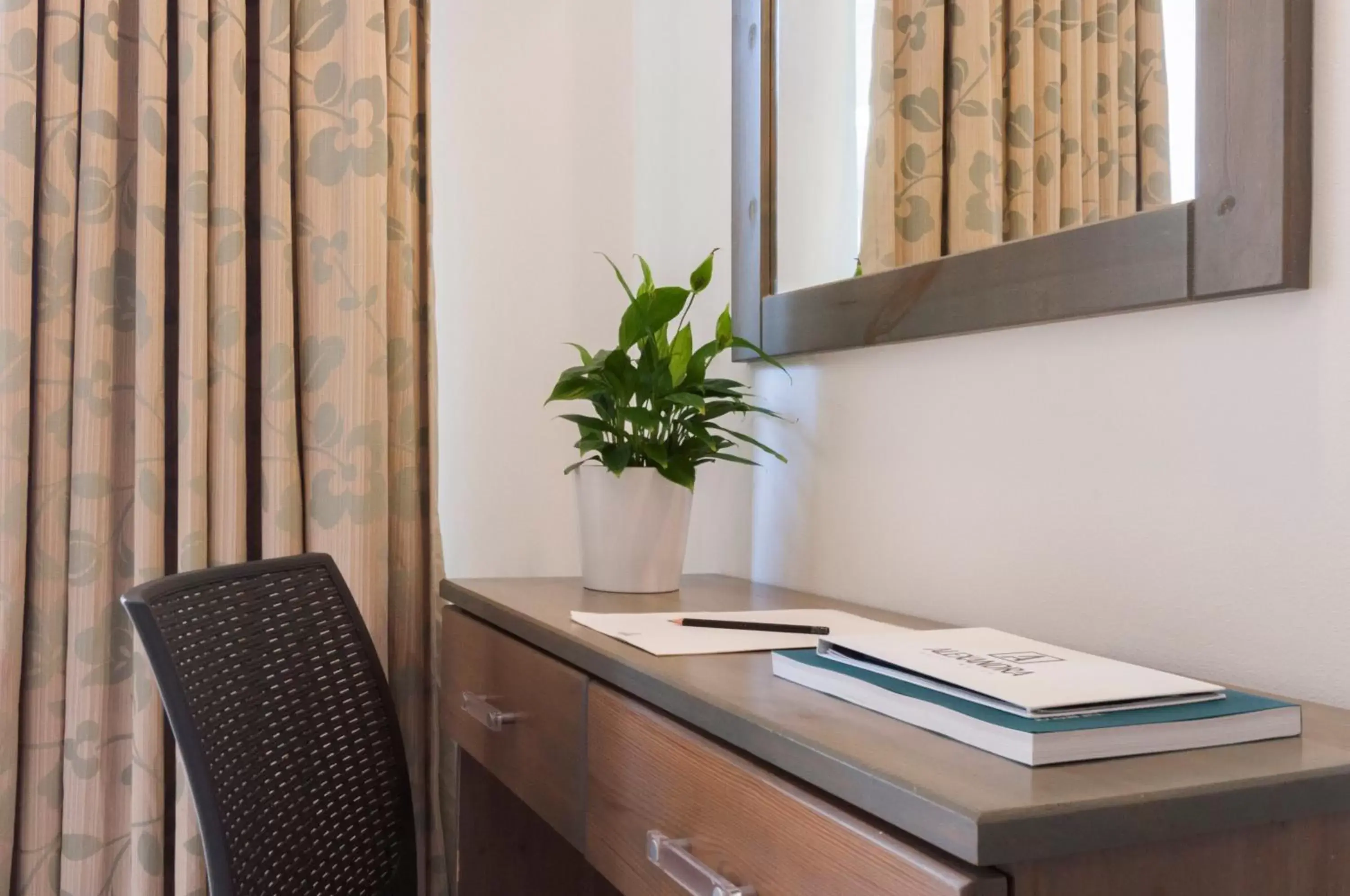 Deluxe Double or Twin Room in Alexandra Hotel Deluxe Double or Twin Room in Alexandra Hotel