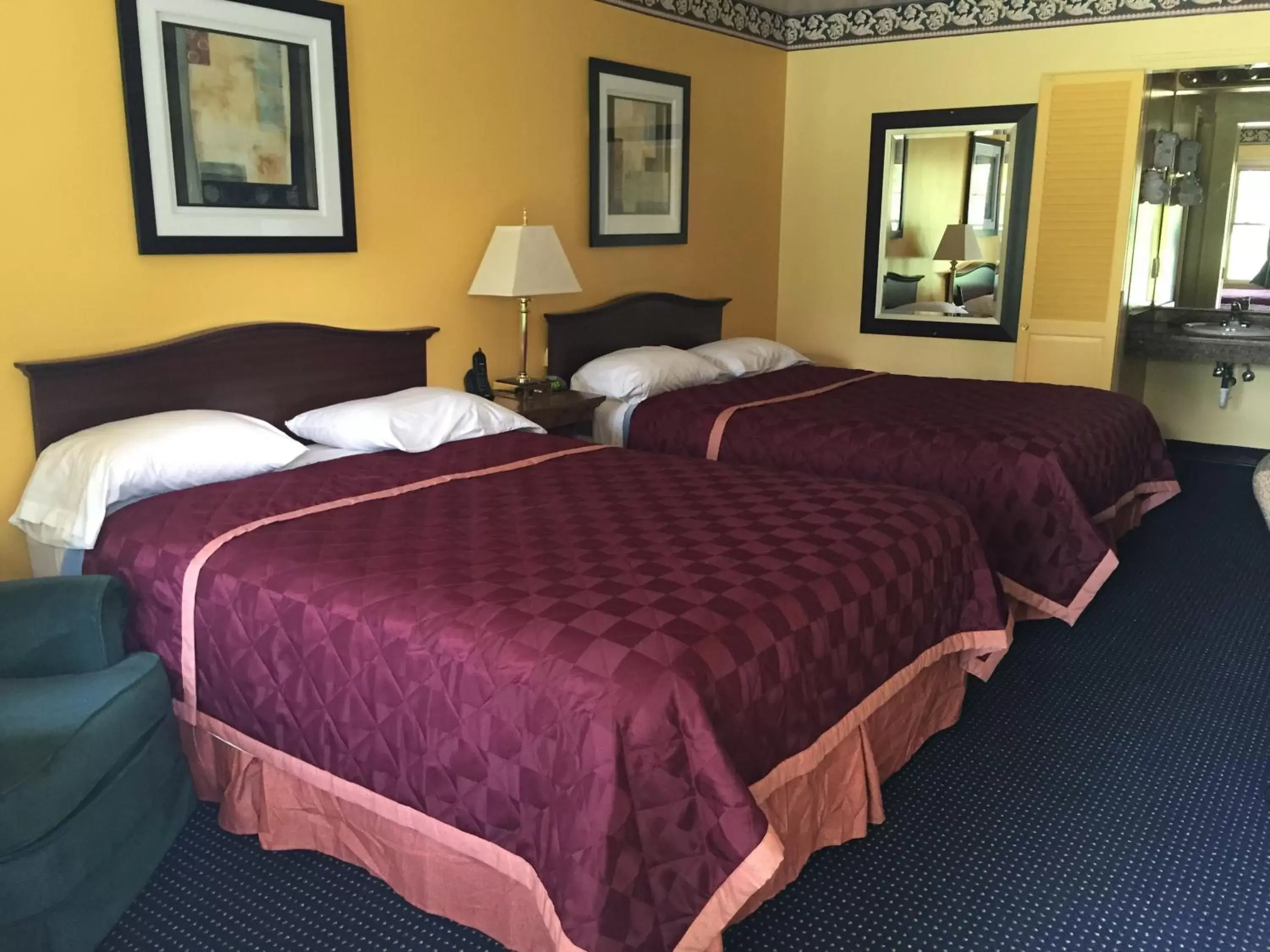 Bed in Norwalk Inn