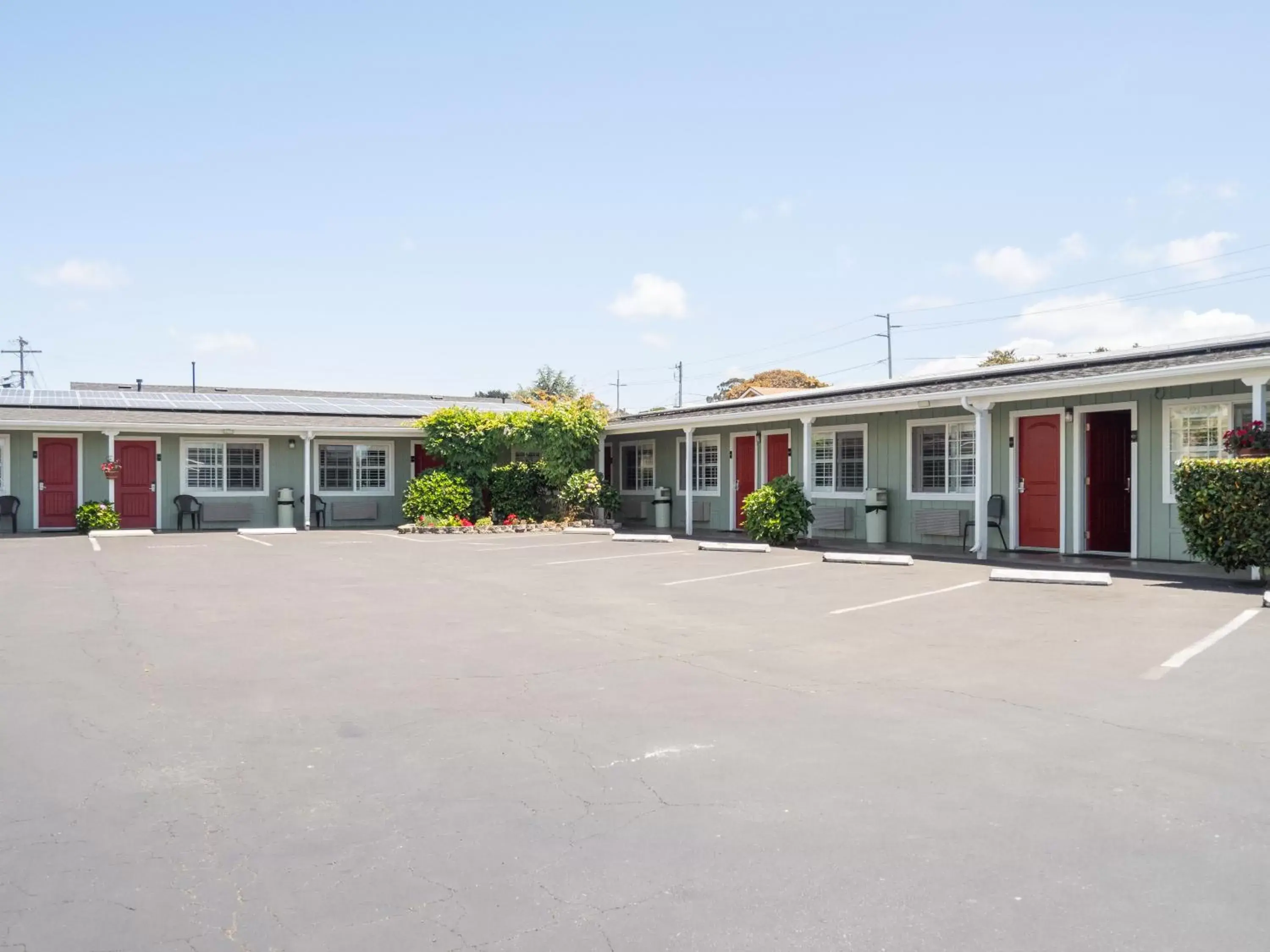 Property Building in Discovery Inn Monterey Bay