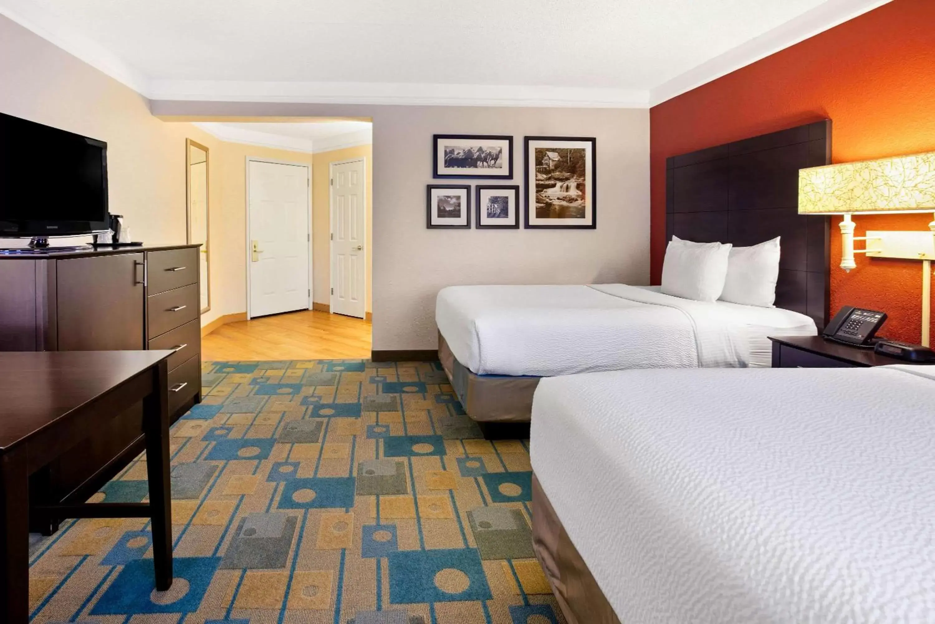 Photo of the whole room, Bed in La Quinta by Wyndham Dallas DFW Airport North