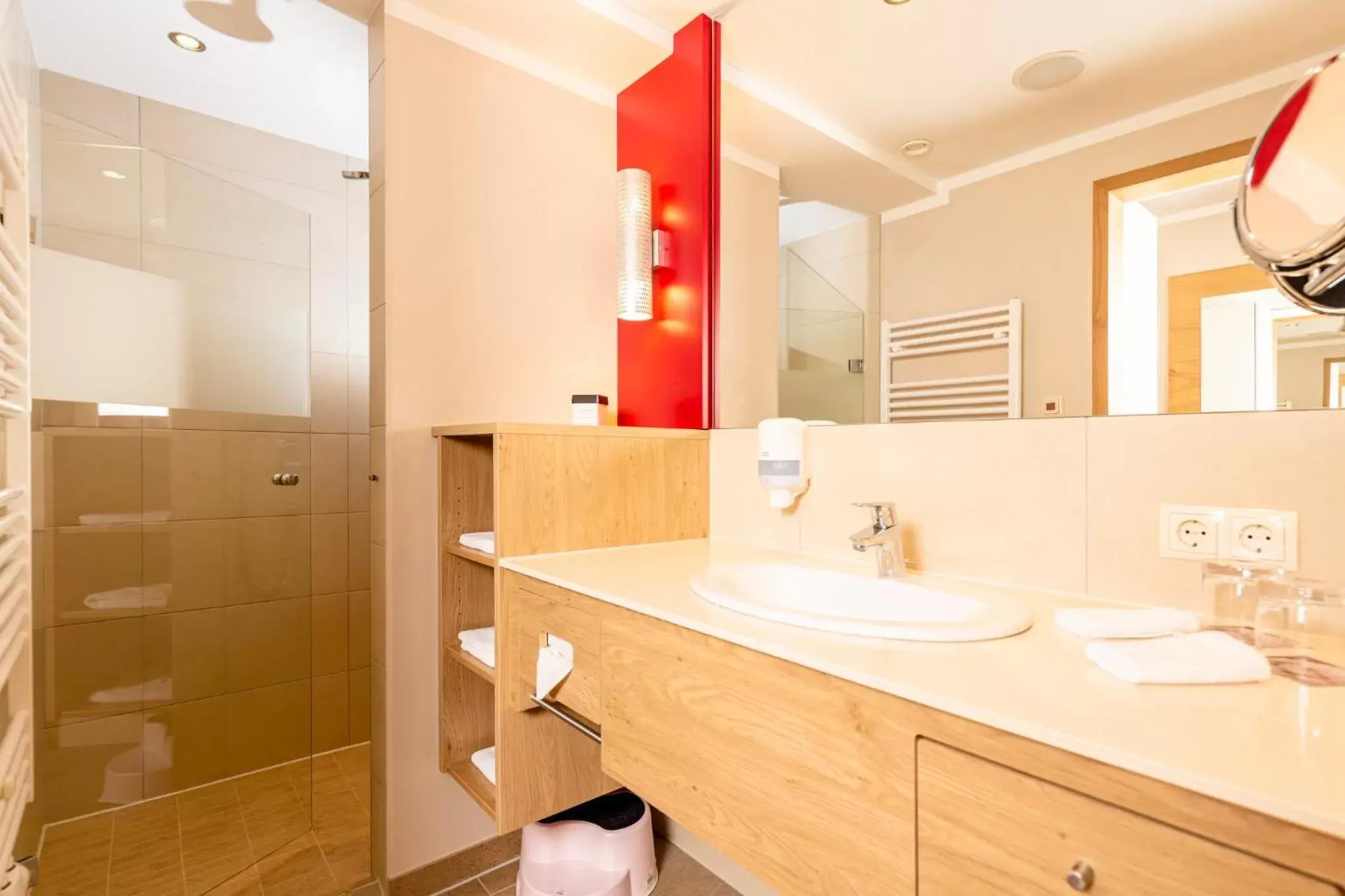 Shower, Bathroom in Kinder- & Gletscherhotel Hintertuxerhof
