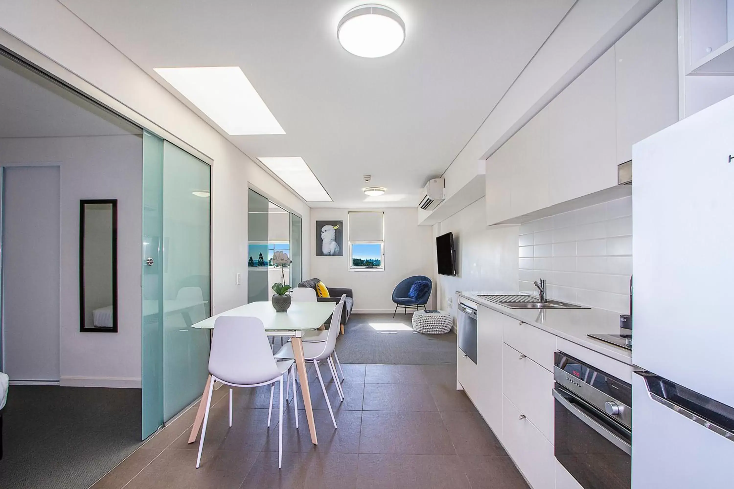 Kitchen or kitchenette, Dining Area in Terminus Apartment Hotel Newcastle