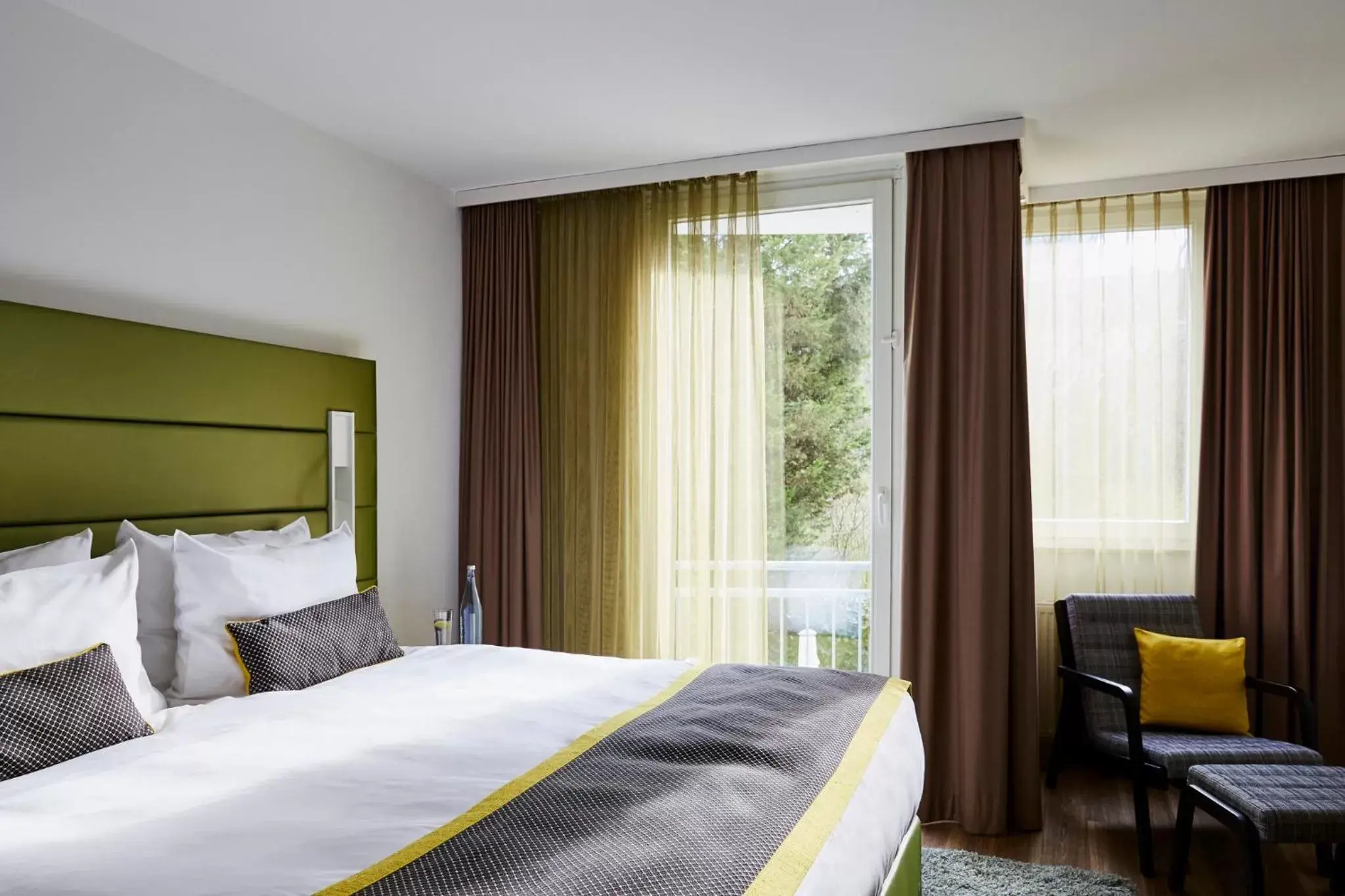 Photo of the whole room, Bed in Hotel Indigo - Dusseldorf - Victoriaplatz, an IHG Hotel