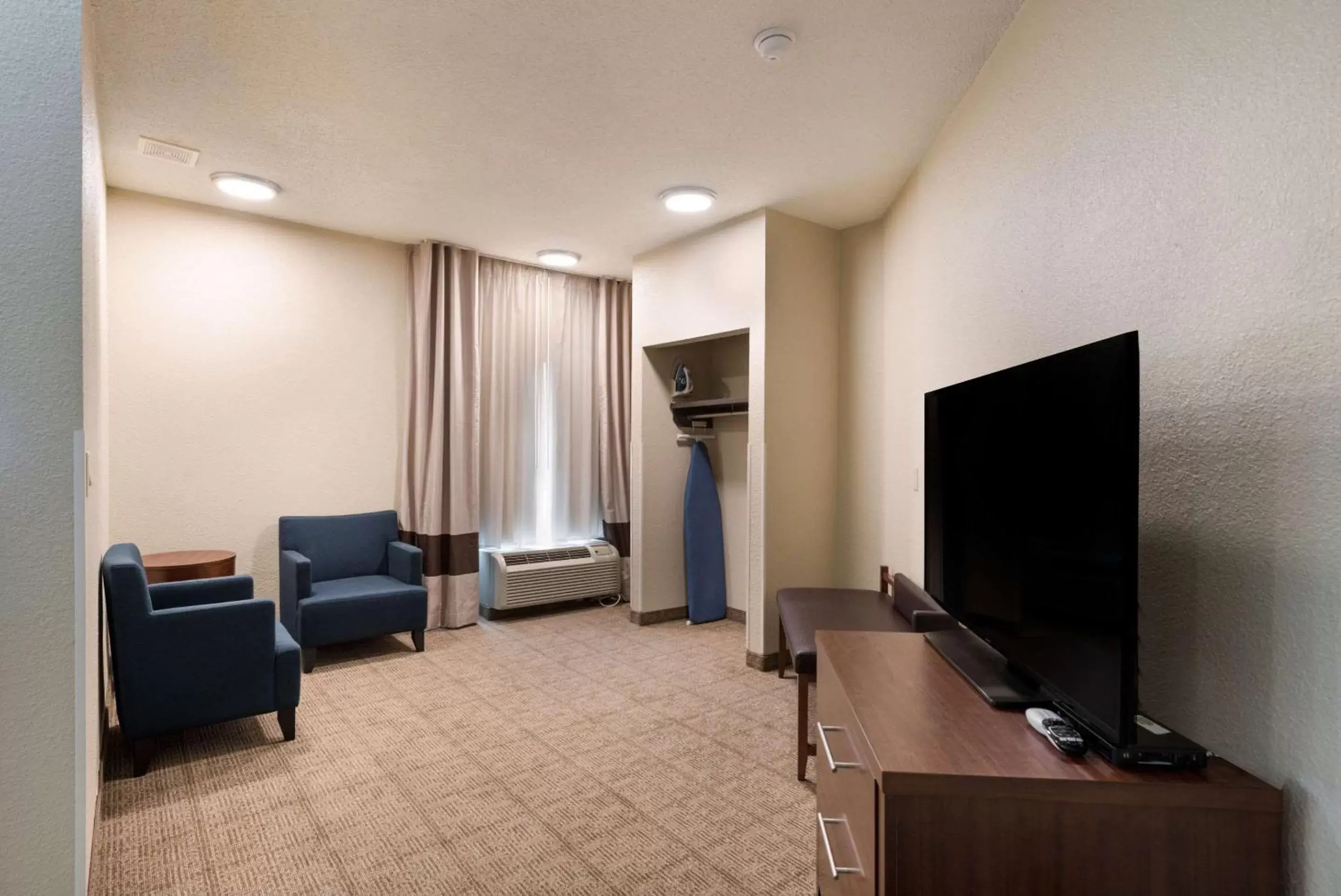 Photo of the whole room, TV/Entertainment Center in Comfort Suites Monroe