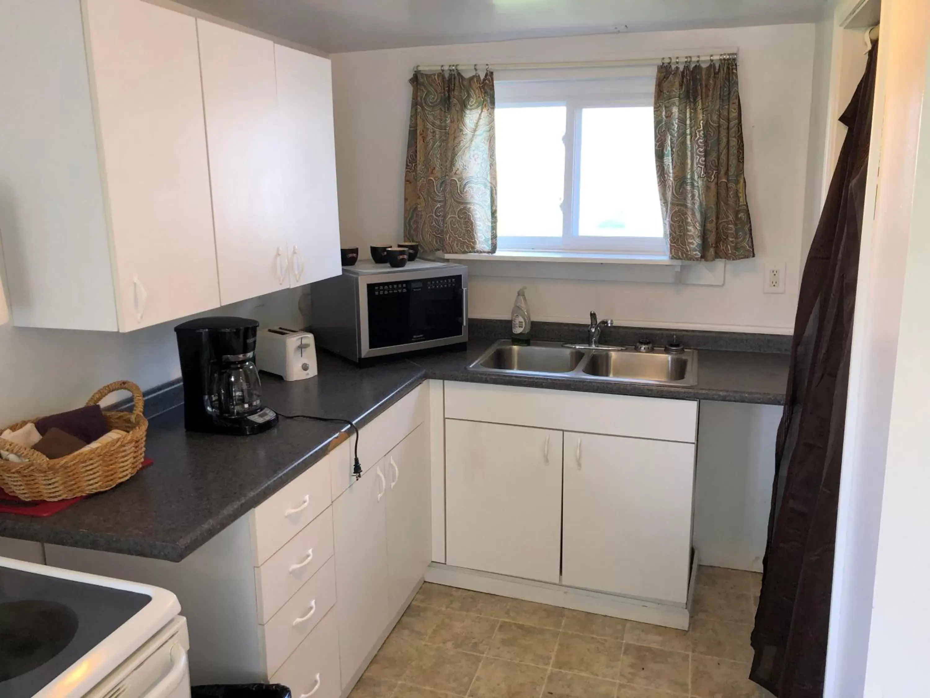 Kitchen/Kitchenette in Plantation Motel