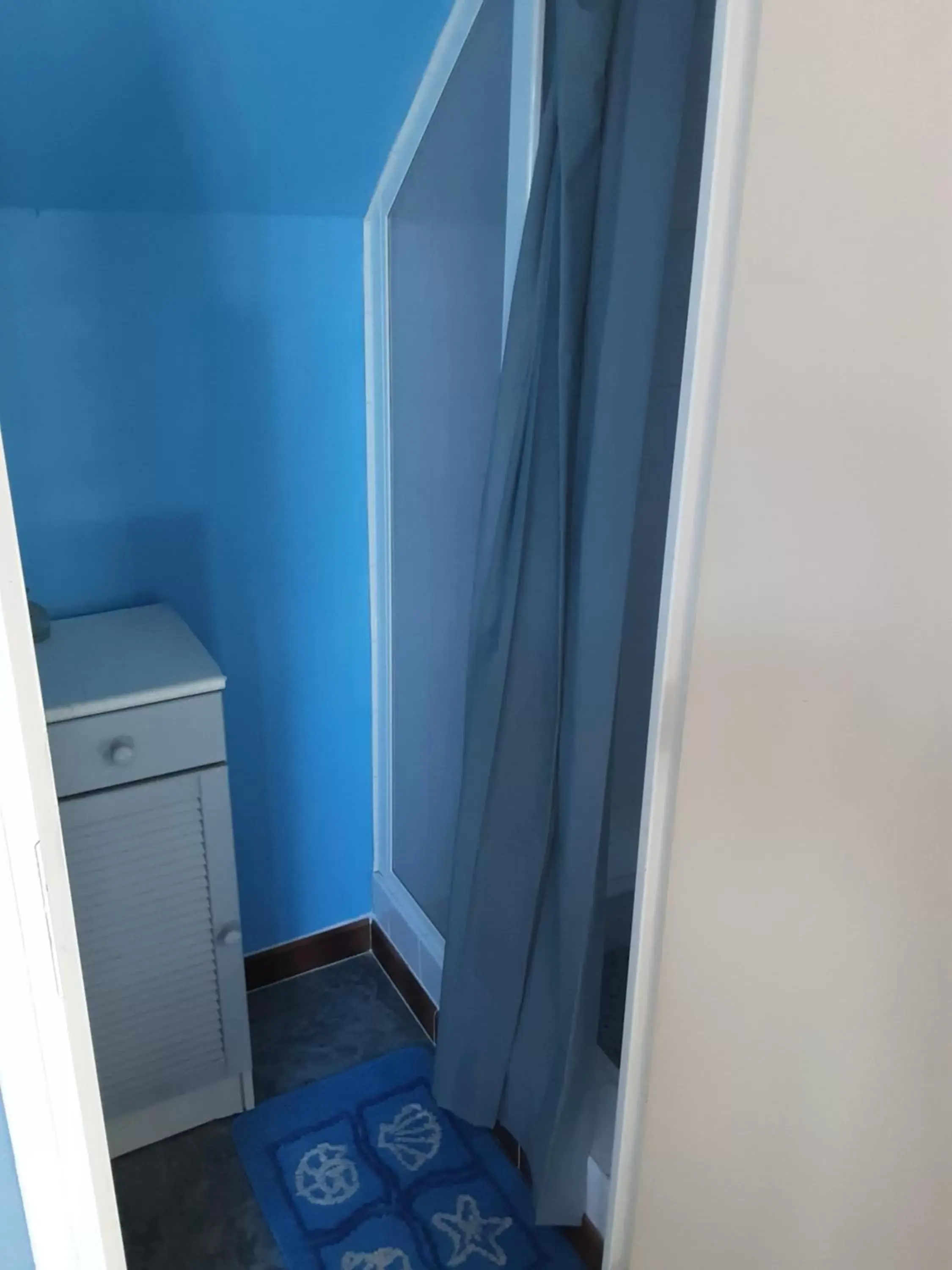 Bathroom in chambres d'hôtes les mésanges avec salle d'eau privative pdj compris