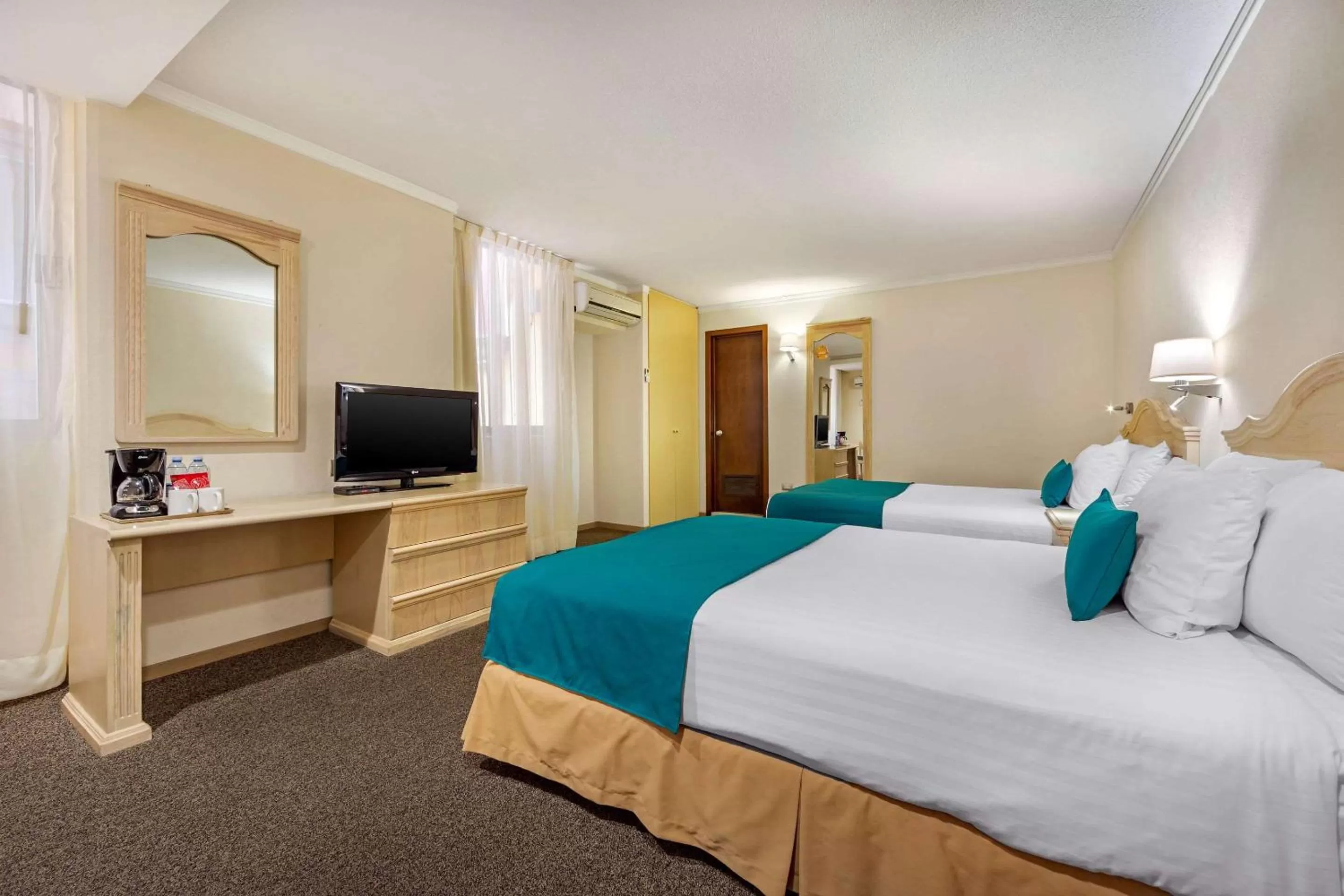 Photo of the whole room, Bed in Quality Inn Aguascalientes